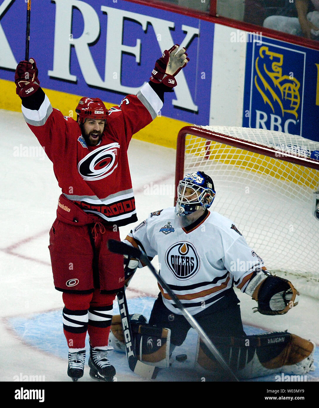Les Hurricanes de la Caroline' Doug Weight, gauche, réagit devant le gardien des Oilers d'Edmonton Jussi Markkanen après Ray Whitney a marqué la Caroline pendant la partie 5 de la finale de la Coupe Stanley de la LNH au RBC Center de Raleigh, NC 14 juin 2006. (Photo d'UPI/Jeffrey A. Camarati) Banque D'Images