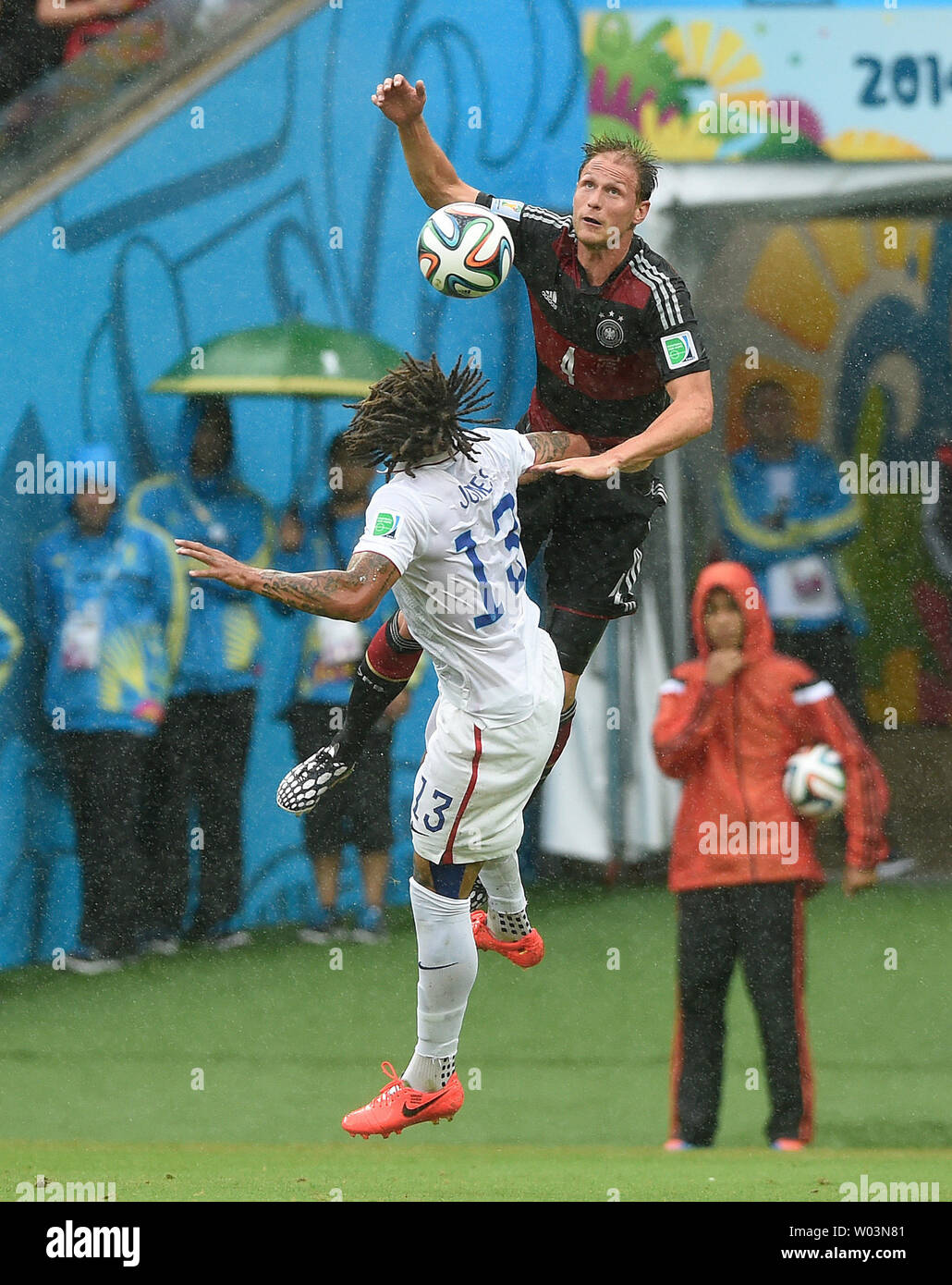 Jermaine Jones (L) des États-Unis est en concurrence avec Benedikt Howedes de l'Allemagne pendant la Coupe du Monde FIFA 2014 match du groupe G à l'Arena Pernambuco à Recife, au Brésil le 26 juin 2014. UPI/Chris Brunskill Banque D'Images