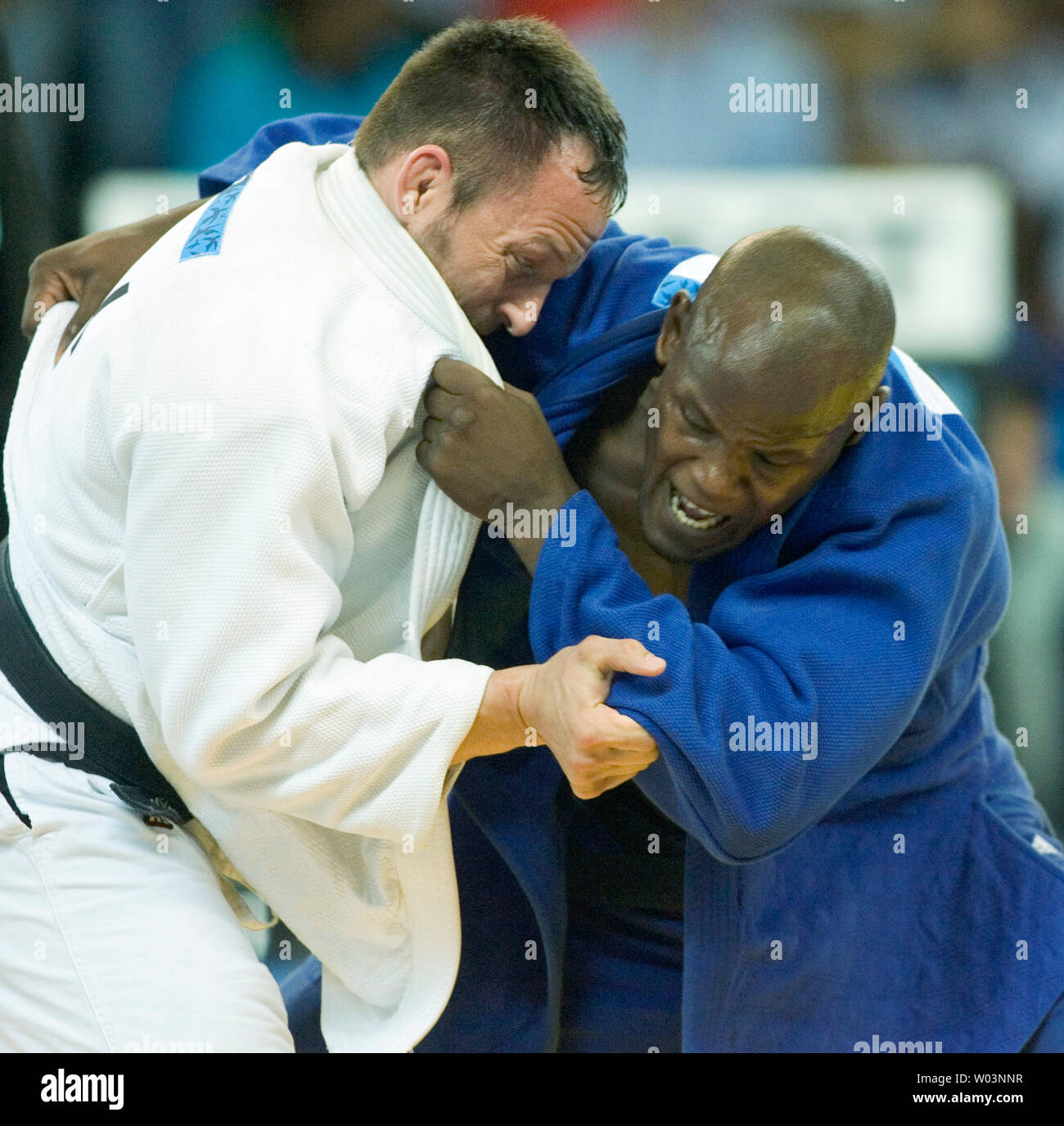 Cuba d'Oreidis Despaigne (R) face à la Keith Morgan dans le judo hommes 100 kg demi-finale or lourd au Jeux Panaméricains de 2007 à Rio de Janeiro, Brésil, le 20 juillet 2007. Oreidis remporte la médaille d'or. (Photo d'UPI/Heinz Ruckemann) Banque D'Images