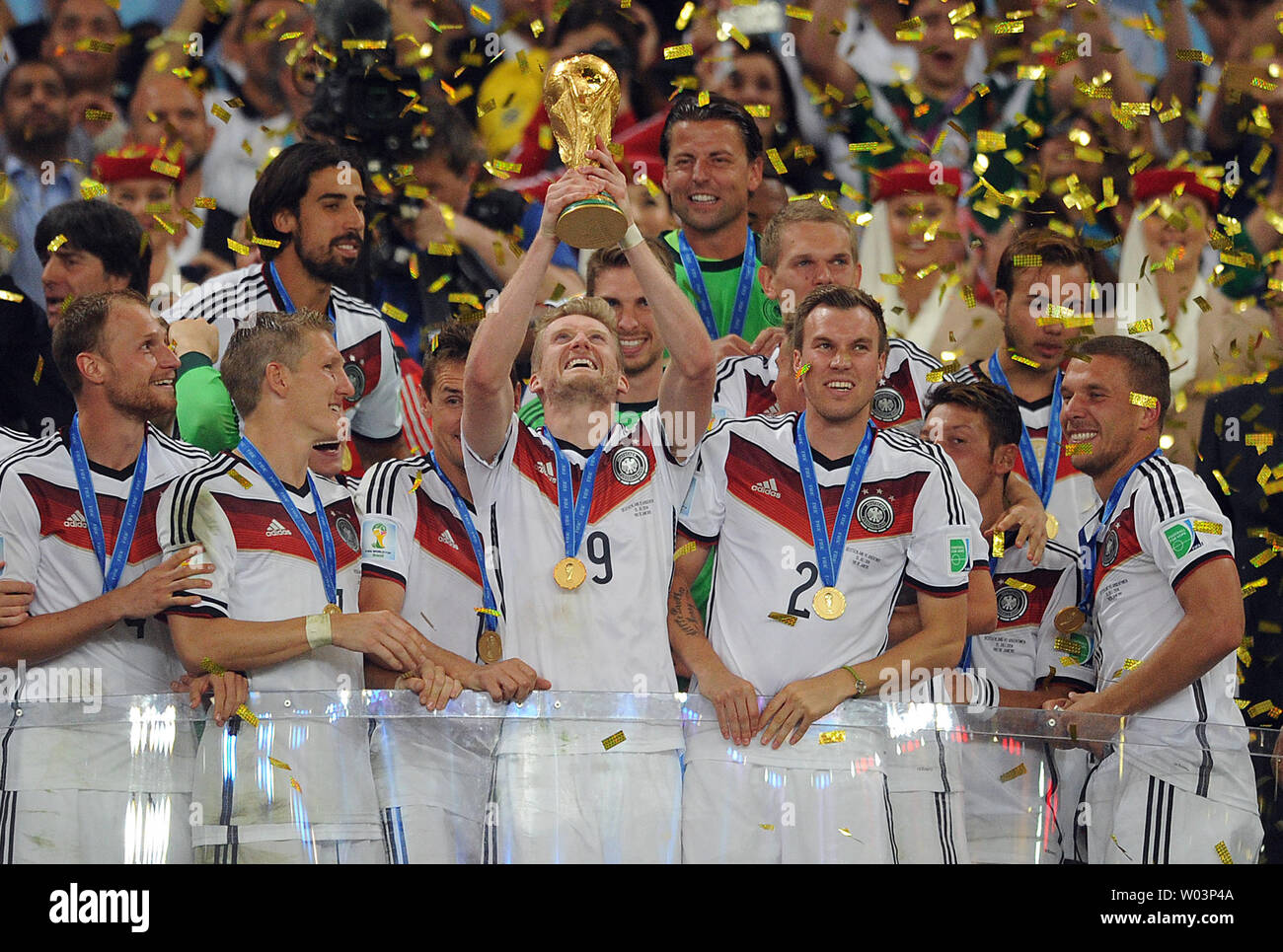 Andre Schurrle de l'Allemagne soulève le trophée après la finale de la Coupe du Monde de la FIFA 2014 à l'Estadio do Maracana à Rio de Janeiro, Brésil le 13 juillet 2014. UPI/Chris Brunskill Banque D'Images