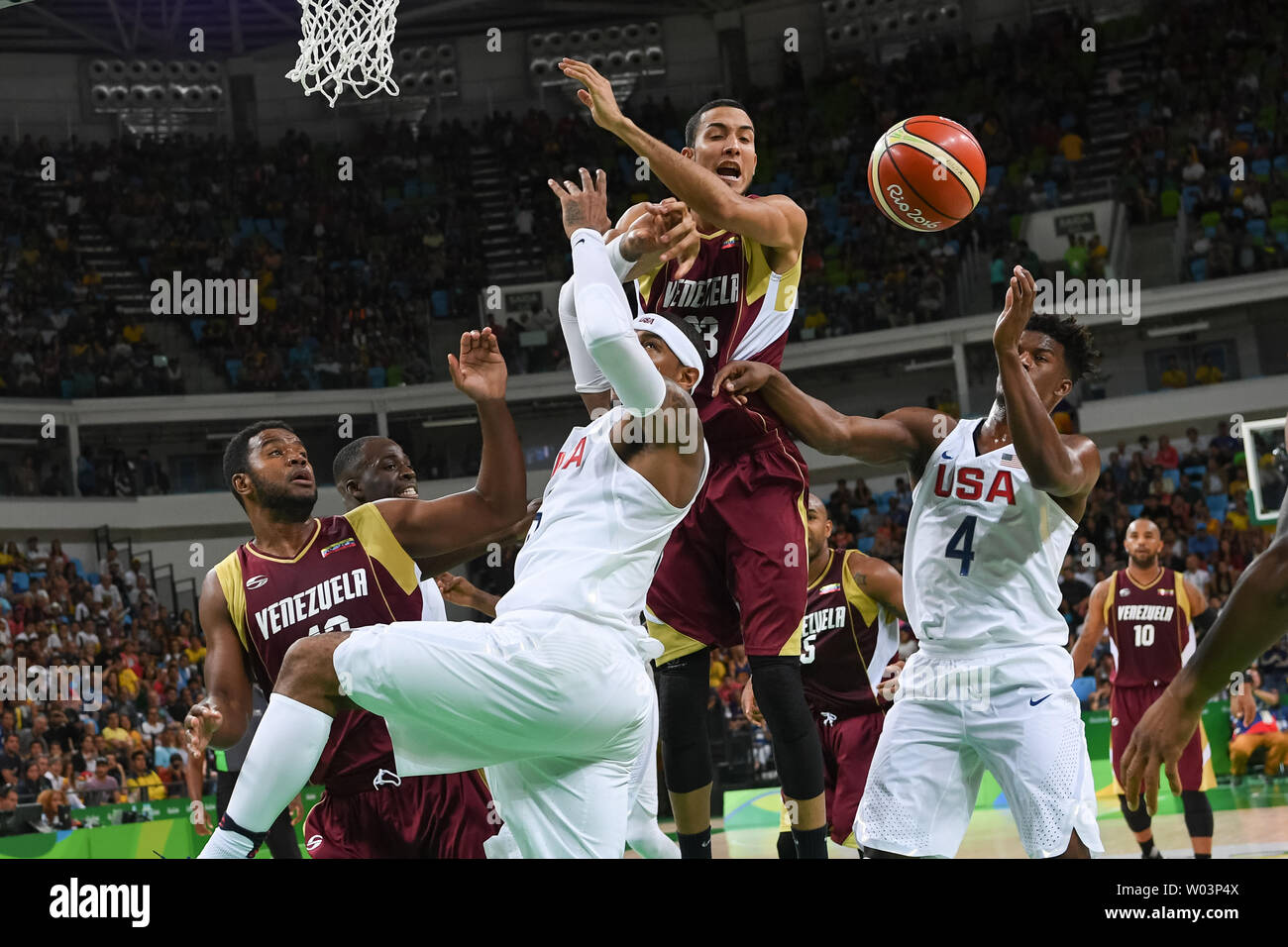 Le Venezuela avant Nestor Colmenares (43) est bloqué sous le filet par United States avant Jimmy Butler (4) et United States avant Carmelo Anthony (15) fduring de basket-ball à l'Arena 1 Carioca à Rio de Janeiro, Brésil, 8 août 2016. C'est la deuxième ronde de la compétition de basket-ball au Jeux de Rio. Photo de Richard Ellis/UPI Banque D'Images