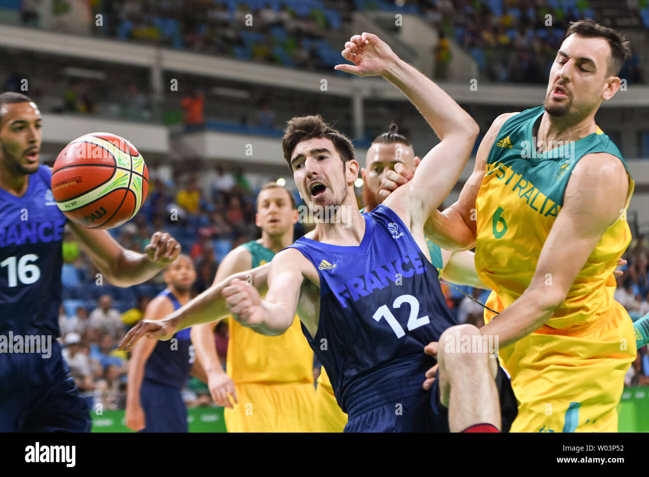 La France garde de tir Nando de Colo (12) perd le contrôle de la balle après avoir été bloqué par Andrew Bogut qui centre l'Australie (6) au cours de la compétition de basket-ball à l'Arena 1 Carioca à Rio de Janeiro, Brésil, 6 août 2016. C'est la première journée de compétition dans le 2016 Jeux de Rio. UPI/Richard Ellis Banque D'Images