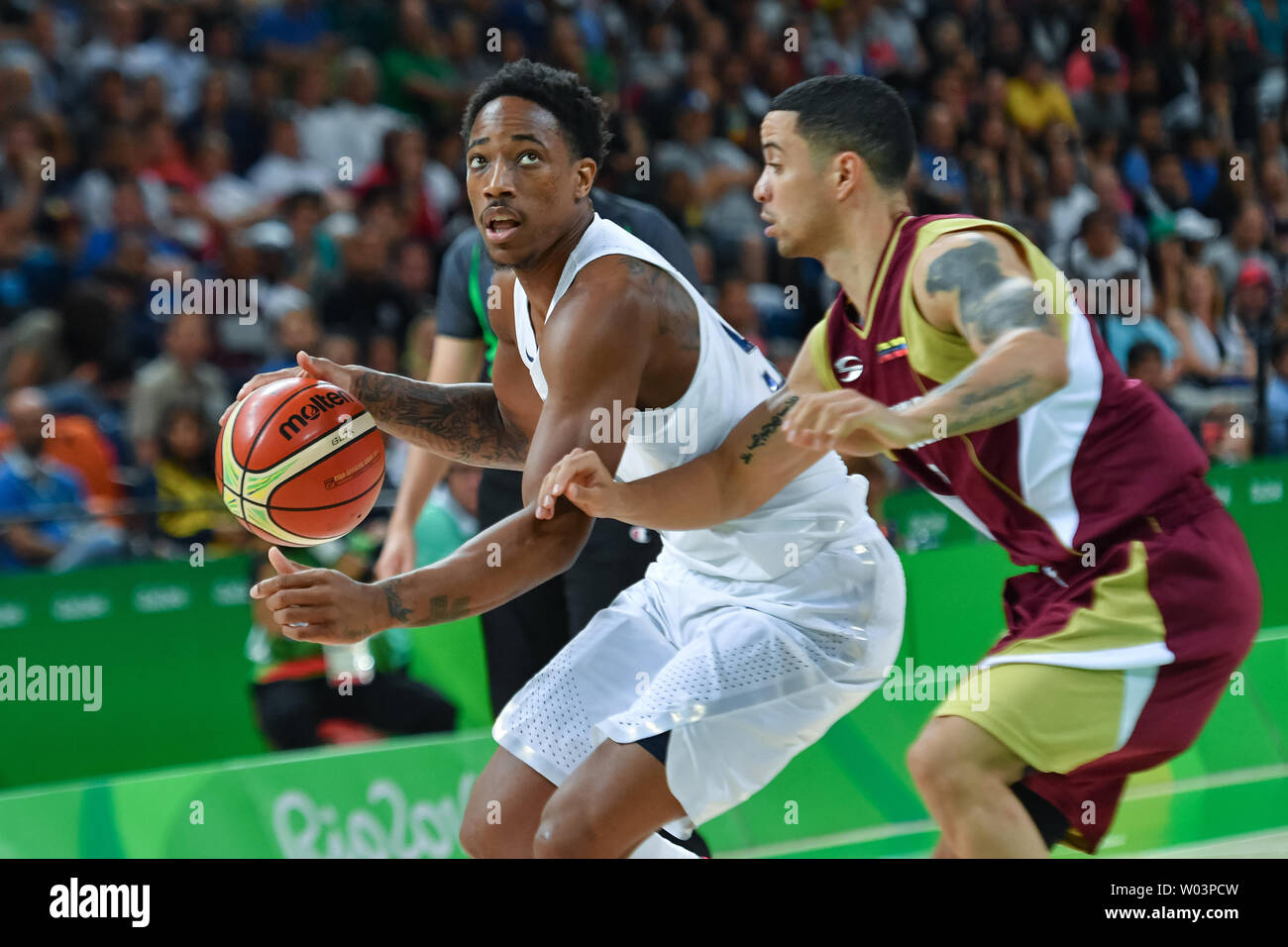 Demar DeRozan garde côtière des États-Unis (9) se déplace autour de Venezuela Heissler Guillent point guard (19) au cours de la compétition de basket-ball à l'Arena 1 Carioca à Rio de Janeiro, Brésil, 8 août 2016. L'équipe américaine a surmonté un lent démarrage en roue libre à une victoire de 113-69 facile au Venezuela. Photo de Richard Ellis/UPI Banque D'Images