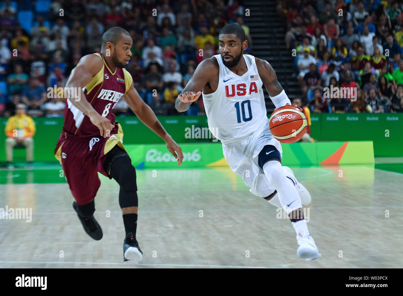 United States guard Kyrie Irving (10) se déplace autour de Venezuela point guard David Cubillan (8) au cours de la compétition de basket-ball à l'Arena 1 Carioca à Rio de Janeiro, Brésil, 8 août 2016. L'équipe américaine a surmonté un lent démarrage en roue libre à une victoire de 113-69 facile au Venezuela. Photo de Richard Ellis/UPI Banque D'Images