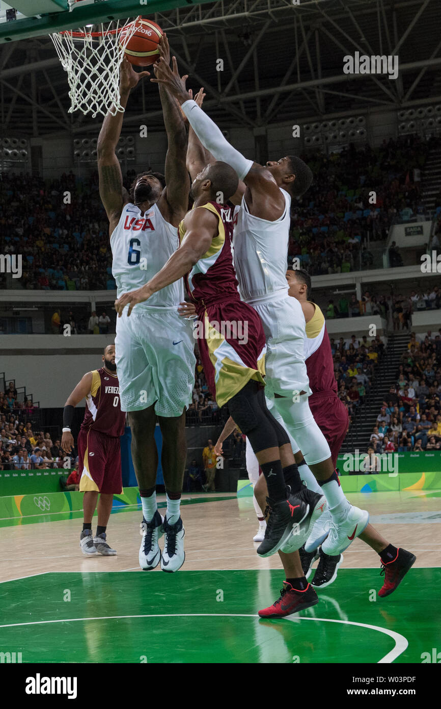 United States center DeAndre Jordan (6) arrive pour la tourné contre le Venezuela au cours de la compétition de basket-ball à l'Arena 1 Carioca à Rio de Janeiro, Brésil, 8 août 2016. L'équipe américaine a surmonté un lent démarrage en roue libre à une victoire de 113-69 facile au Venezuela. Photo de Richard Ellis/UPI Banque D'Images