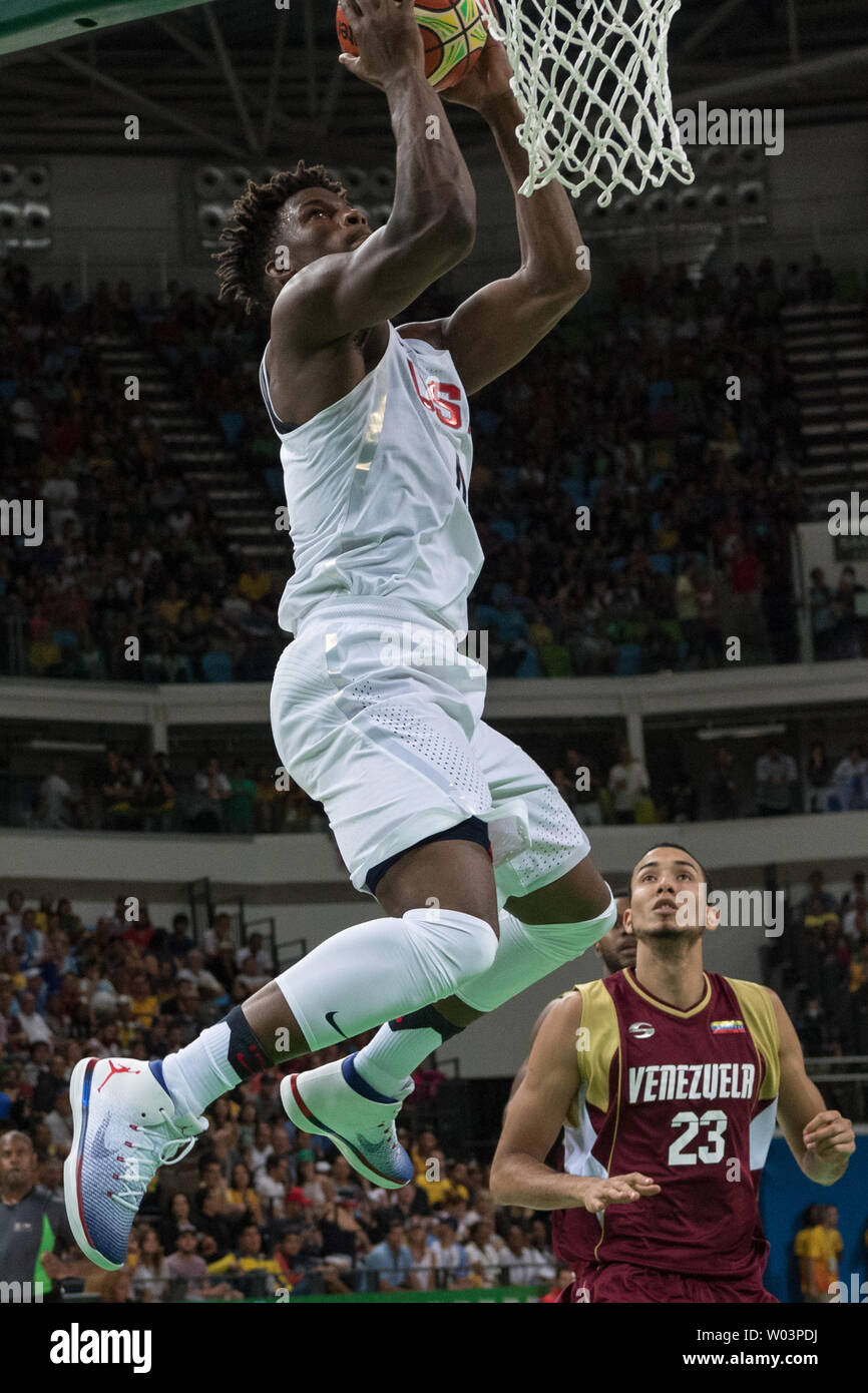 United States avant Jimmy Butler (4) arrive pour le dunk contre le Venezuela Anthony Perez (23) au cours de la compétition de basket-ball à l'Arena 1 Carioca à Rio de Janeiro, Brésil, 8 août 2016. L'équipe américaine a surmonté un lent démarrage en roue libre à une victoire de 113-69 facile au Venezuela. Photo de Richard Ellis/UPI Banque D'Images