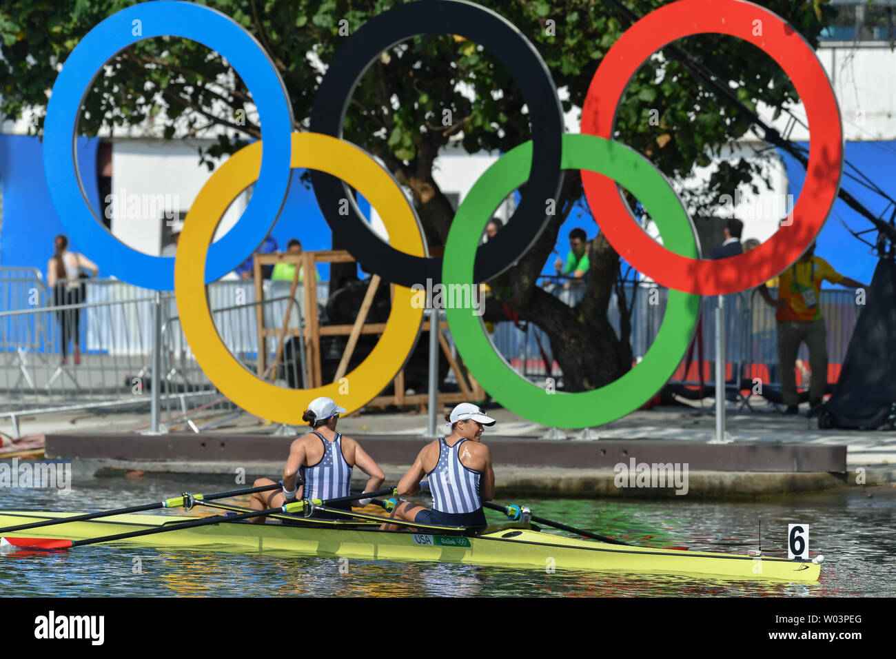 Meghan O'Leary et Ellen Tomek des États-Unis depuis les rangs des anneaux olympiques après crisse jusqu'à la finale pour les femmes est léger double crânes lors des Jeux Olympiques d'été de 2016 à Rio de Janeiro, Brésil, 9 août 2016. La paire a terminé à seulement 0,05 secondes d'avance sur les Champions du monde néo-zélandais et juste derrière la Grèce et la Lituanie. Photo de Richard Ellis/UPI Banque D'Images