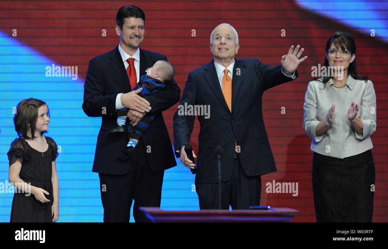 Candidat présidentiel républicain le sénateur John McCain comme il apparaît sur scène avec des candidats de la vice-présidence Sarah Palin et sa fille Willow, mari Todd et fils Trig le troisième jour de la Convention nationale du parti républicain à Saint Paul, Minnesota, le 3 septembre 2008. (Photo d'UPI/Roger L. Wollenberg) Banque D'Images