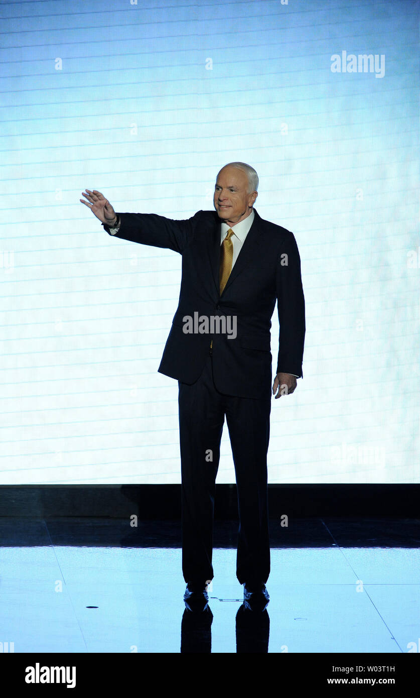 Candidat présidentiel républicain le sénateur John McCain (AZ) arrive à accepter officiellement l'investiture de son parti le dernier jour de la Convention nationale du parti républicain à Saint Paul, Minnesota, le 4 septembre 2008. (Photo d'UPI/Roger L. Wollenberg) Banque D'Images