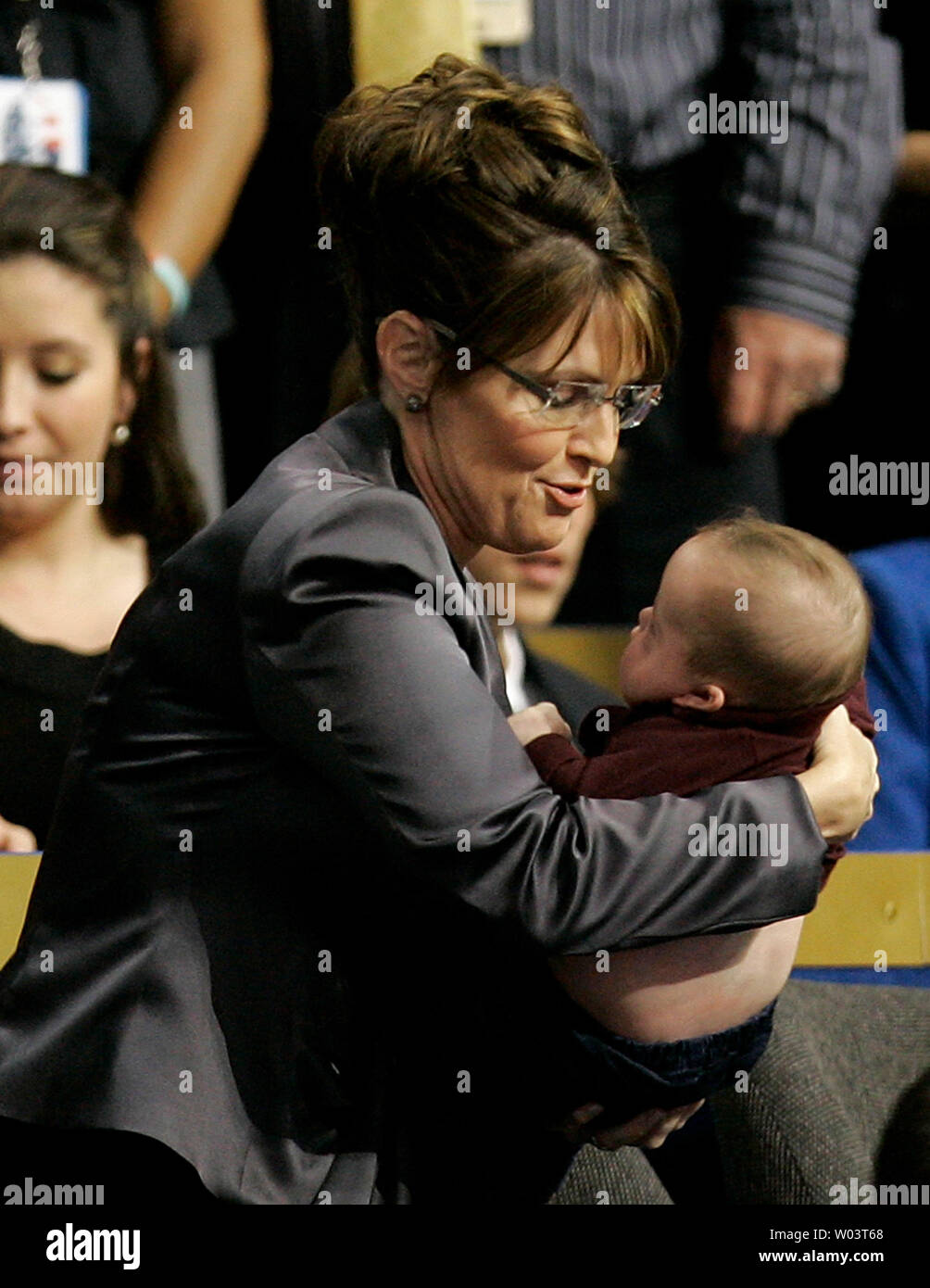 Candidate à la vice-présidence républicaine Alaska Gov. Sarah Palin tient son fils âgé de cinq mois Trig le quatrième jour de la Convention nationale du parti républicain à l'Xcel Energy Center à Saint Paul, Minnesota le 4 septembre 2008. (Photo d'UPI/Brian Kersey) Banque D'Images