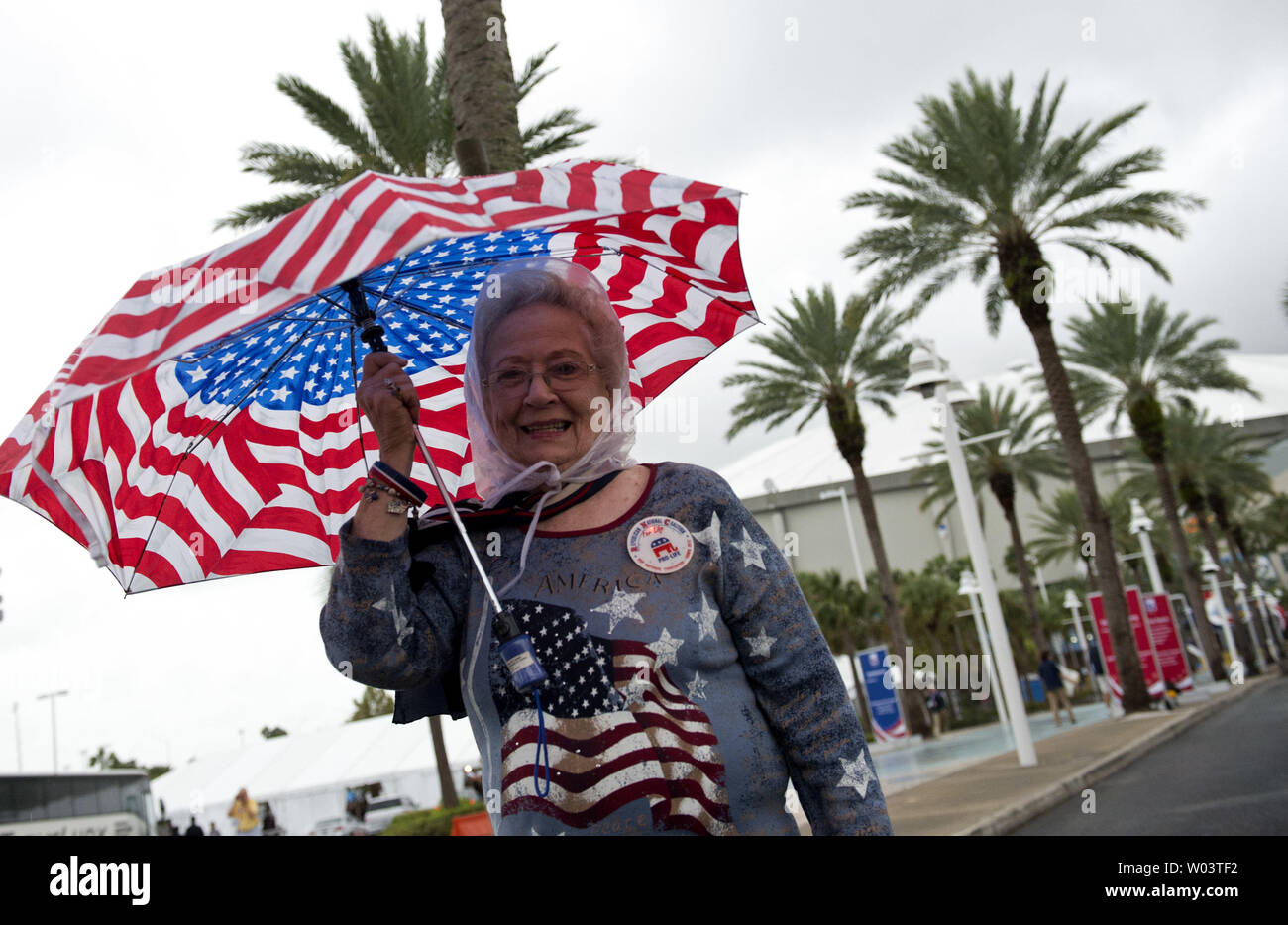 Une femme quitte la Convention nationale du Parti Républicain parti bienvenue au Tropicana Field le 26 août 2012 à Saint-Pétersbourg, en Floride. L'ouragan Isaac approche rapidement la côte de Floride et a déjà forcé la CNR d'annuler la session du lundi. UPI/Kevin Dietsch Banque D'Images