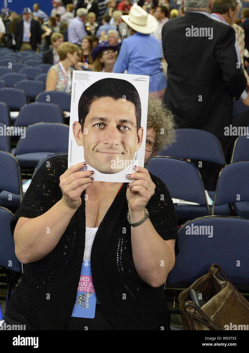 Jackie Johnson de Madison, WI de pics de derrière un masque de visage Paul Ryan à la Convention nationale républicaine de 2012 à Tampa Bay Times Forum à Tampa le 29 août 2012. UPI/Mike Theiler Banque D'Images