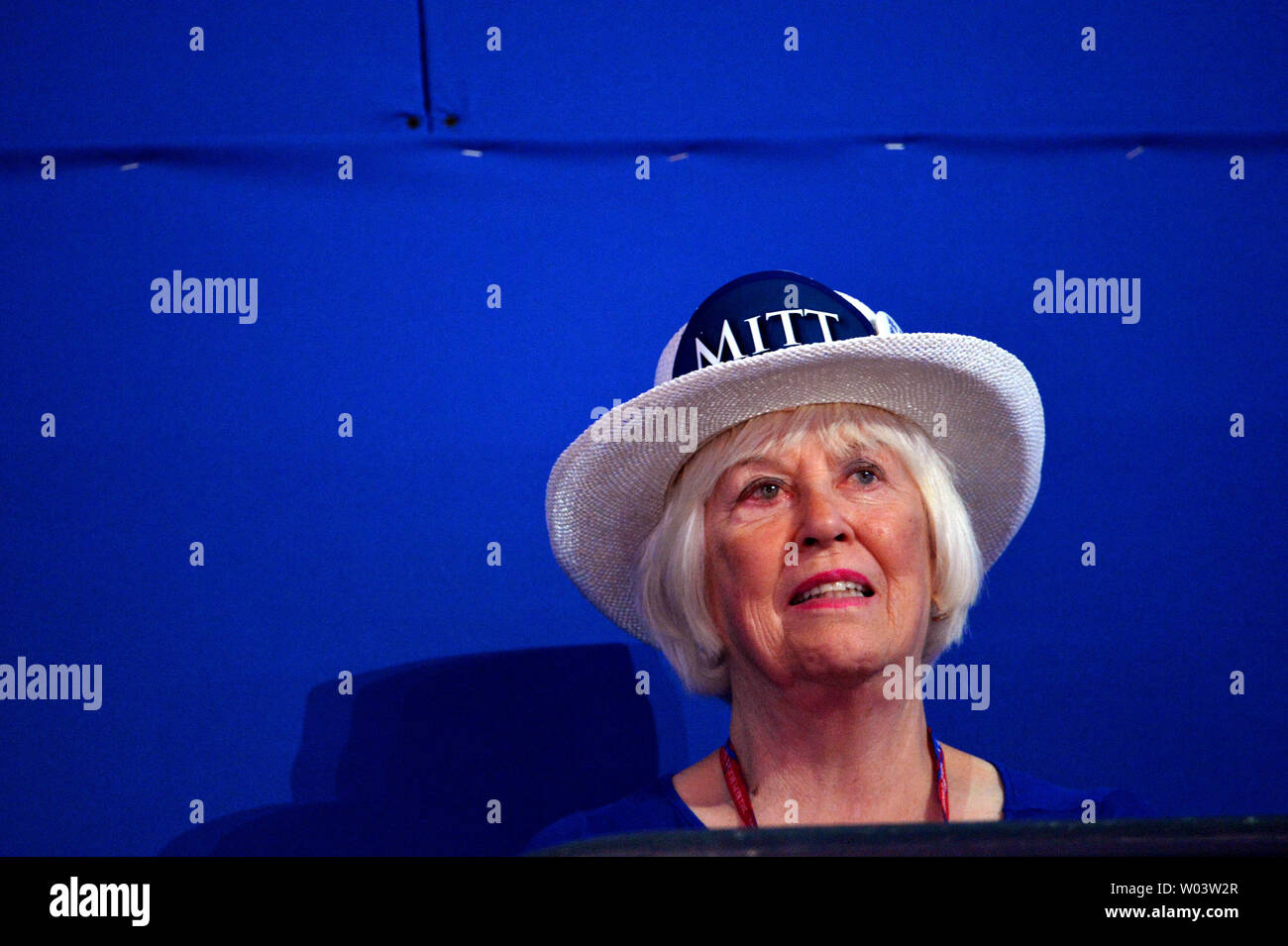 Une femme porte un chapeau avec un Rommney les axes de la campagne au cours de la Convention nationale du parti républicain à Tampa Bay Times Forum à Tampa le 29 août 2012. UPI/Mike Theiler Banque D'Images