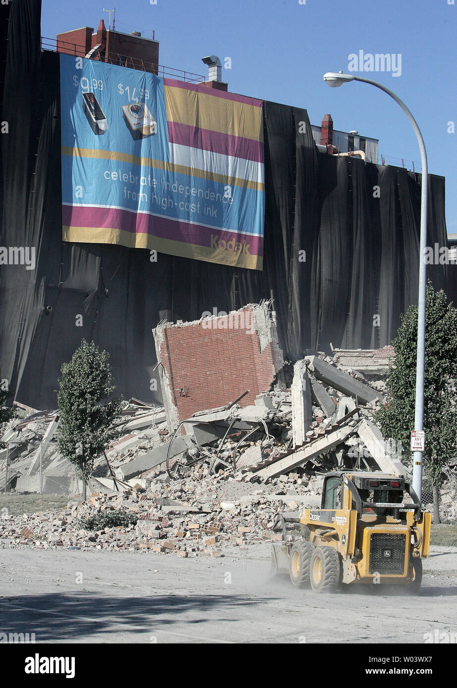 Bâtiment de Kodak 9 réside dans une pile de rouble et la poussière après avoir été implose à parc de Kodak à Rochester, New York, le 30 juin 2007. L'édifice, sur l'Avenue du Lac a été implose à 8 h samedi matin. D'ici la fin de l'année, le nombre de bâtiments sur le parc Kodak sera réduit de 212 à 104. (Photo d'UPI/Jerome Davis) Banque D'Images