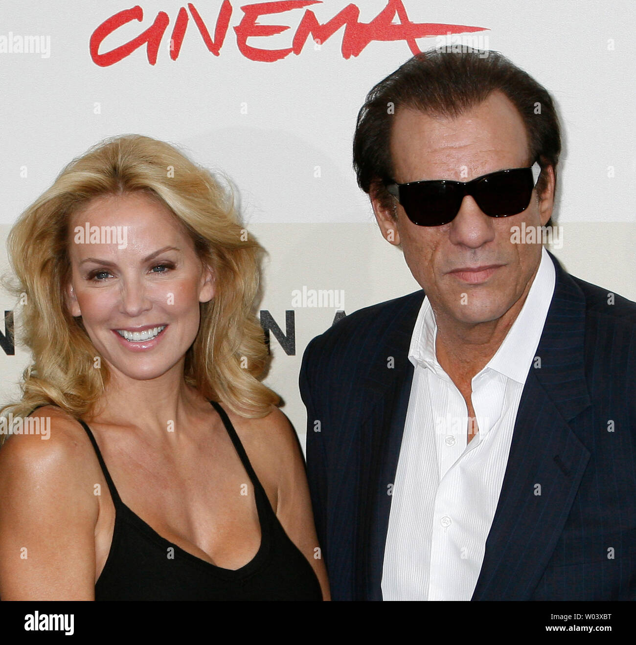 Eloise DeJoria actrice et l'acteur Robert Davi arriver au Festival du Film de Rome à Rome le 23 octobre 2007. DeJoria et Davi sont à Rome avec leur film "The Dukes". (Photo d'UPI/David Silpa) Banque D'Images