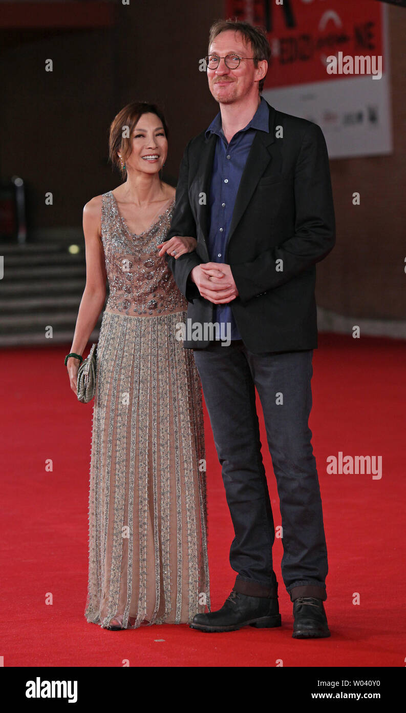 David Thewlis et Michelle Yeoh arrivent sur le tapis rouge avant la projection du film 'La Dame' lors de l'ouverture du 6ème Festival International du Film de Rome à Rome le 27 octobre 2011. UPI/David Silpa Banque D'Images