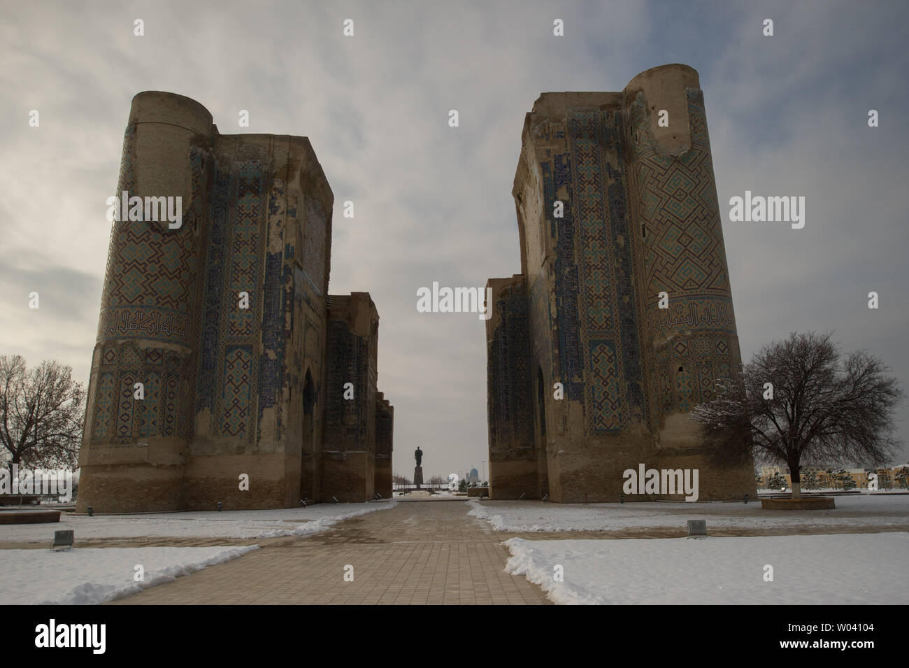 Dorut Tilovat (mosquées) et monuments à Amir Temur (Ak-Saray) à Shakhrisabz, l'Ouzbékistan dans l'hiver enneigé. Banque D'Images