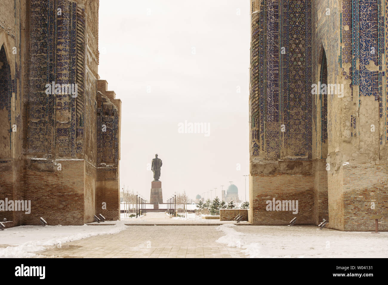 Dorut Tilovat (mosquées) et monuments à Amir Temur (Ak-Saray) à Shakhrisabz, l'Ouzbékistan dans l'hiver enneigé. Banque D'Images