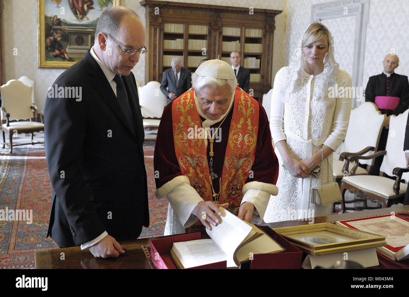 Le pape Benoît XVI reçoit le Prince Albert II de Monaco et de son épouse la princesse Charlene dans sa bibliothèque privée au Vatican le 12 janvier 2013. UPI/Stefano Spaziani Banque D'Images