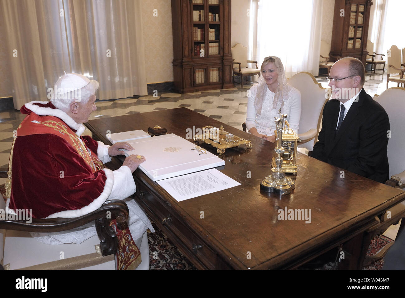 Le pape Benoît XVI reçoit le Prince Albert II de Monaco et de son épouse la princesse Charlene dans sa bibliothèque privée au Vatican le 12 janvier 2013. UPI/Stefano Spaziani Banque D'Images