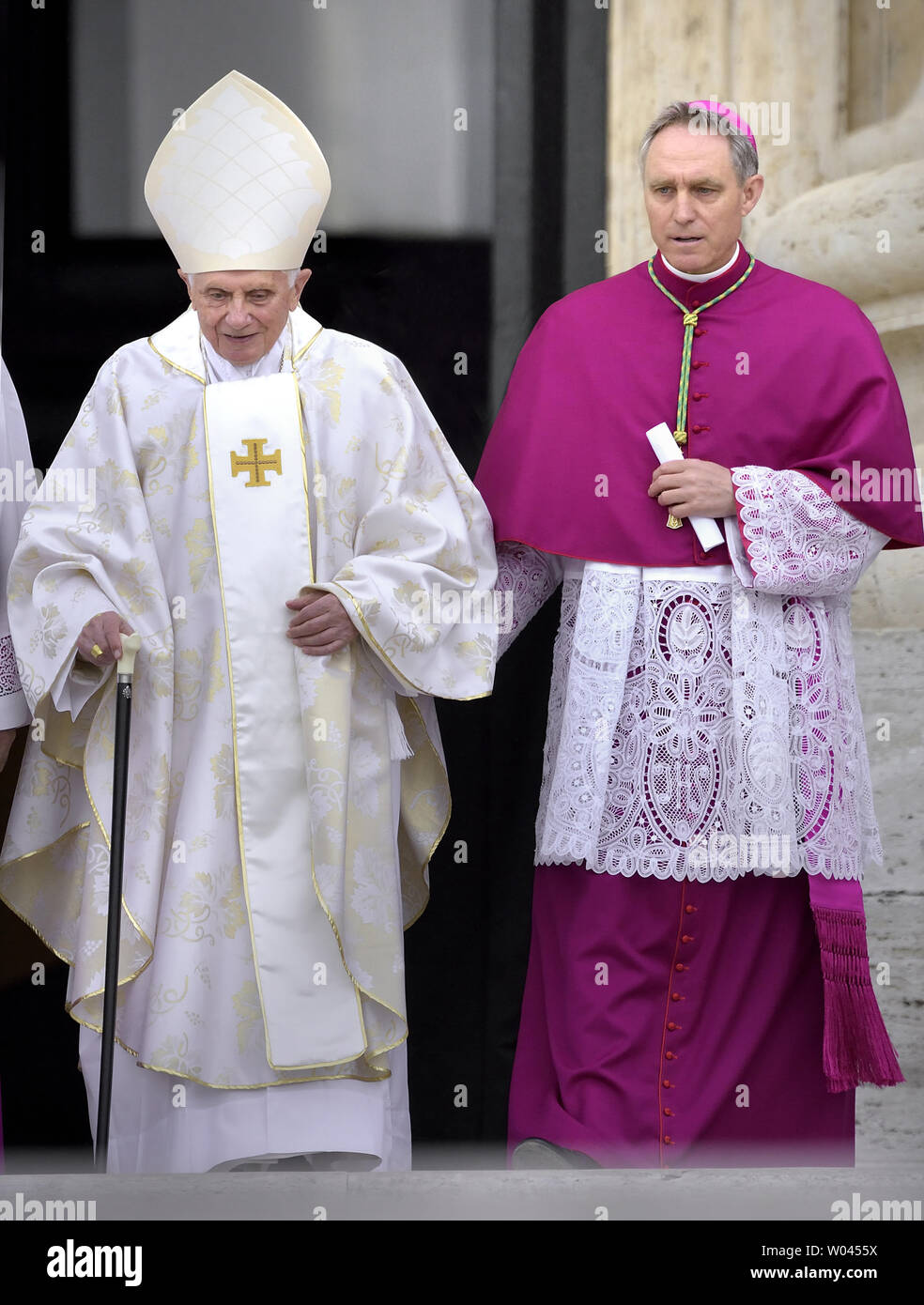 Dans une masse de canonisation, le Pape émérite Benoît XVI (L) et Monseigneur Georg Gaenswein sont indiquées en tant que Pape Francis honore le Pape Jean XXIII et le Pape Jean Paul II en les déclarant saints dans la place Saint Pierre au Vatican dans la Cité du Vatican le 27 avril 2014. Environ 800 000 personnes ont rempli la place pour la cérémonie. UPI/Stefano Spaziani Banque D'Images