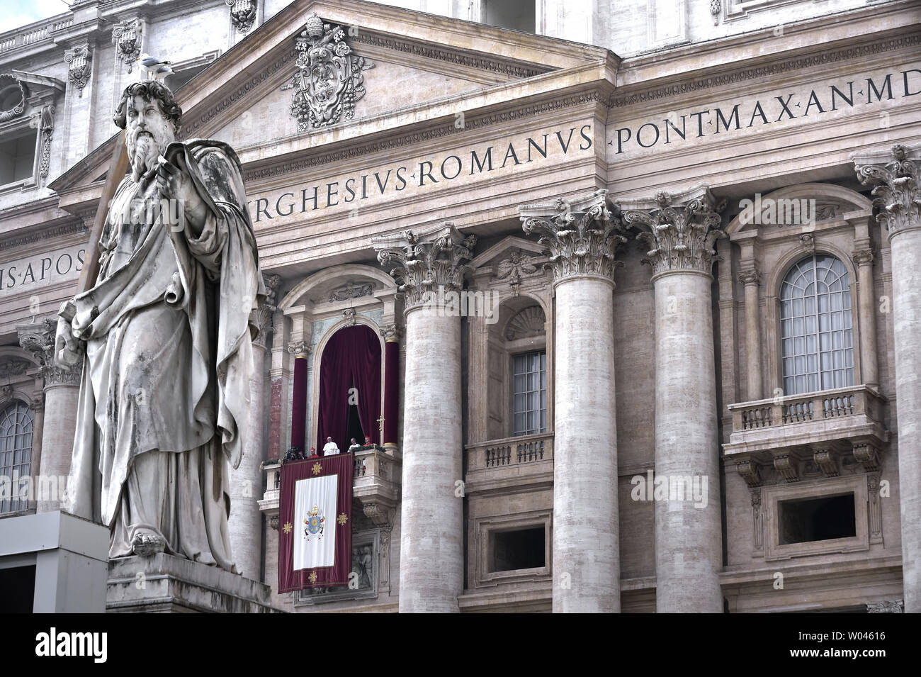 Pape Francis livre le message Urbi et Orbi (à la ville et au monde) le jour de Noël message du balcon central de la Basilique Saint-Pierre au Vatican le 25 décembre 2014. Le Pape a dénoncé la persécution des minorités religieuses et ethniques, a condamné les attaques des talibans au Pakistan et a encouragé le dialogue entre Palestiniens et Israéliens. UPI/Stefano Spaziari Banque D'Images