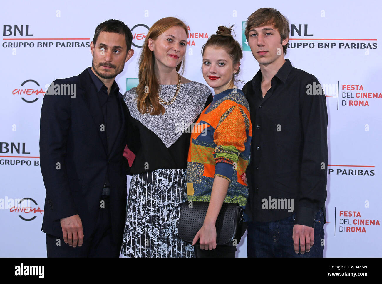 (De G à D) Clemens Schick, Theresa von Eltz, Jella Haase et Benjamin Seikel arrivent à être pris en photo pour le film "Quatre rois" au cours de la 10e Festival International du Film de Rome à Rome le 17 octobre 2015. UPI/David Silpa Banque D'Images