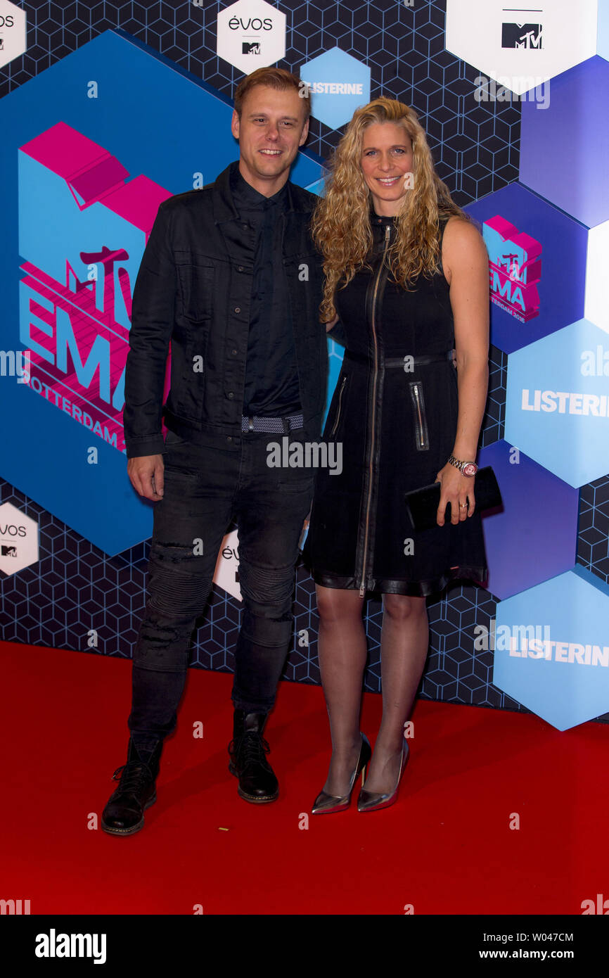 Armin van Buuren et Erika van Thiel participant à l'MTV Europe Music Awards  à l'Ahoy Rotterdam, Pays-Bas Photo Stock - Alamy