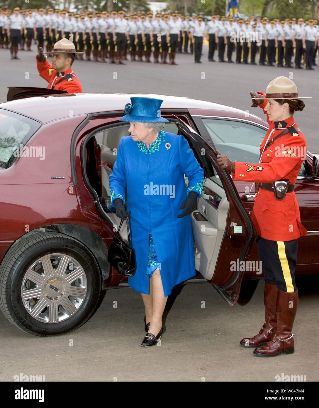 La reine Elizabeth arrive à la Regina, Saskatchewan Division Dépôt de la GRC, le 19 mars 2005, où elle va d'abord entrer dans la chapelle pour une réunion privée avec les familles des quatre policiers tués dans l'exercice de ses fonctions à Mayerthorpe, en Alberta, le 3 mars 2005. (Photo d'UPI / Heinz Ruckemann) Banque D'Images