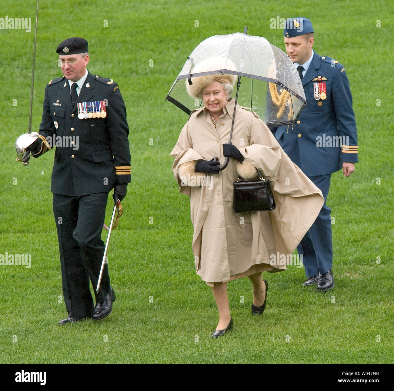 Dirigée par le commandant Protection Grand Mark Connolly, C.D. et suivi par un membre de l'écuyer canadien, de la reine Elizabeth va à inspecter la garde d'honneur de la Lord Strathcona's Horse (Royal Canadians) durant les célébrations du centenaire de l'Alberta en Stade du Commonwealth d'Edmonton le jour de Victoria, le 23 mai 2005. (Photo d'UPI / Heinz Ruckemann) Banque D'Images