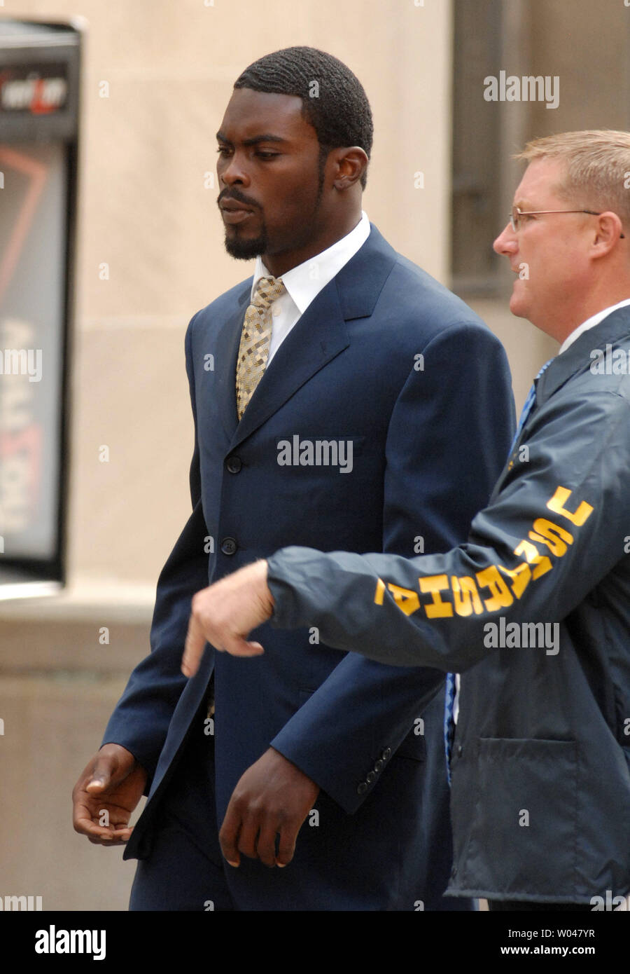 Atlanta Falcons quarterback Michael Vick arrive au tribunal fédéral de Richmond à plaider coupable à des accusations fédérales de lutte contre les chiens le 27 août 2007. Vick a été suspendu de la NFL indéfiniment et peut recevoir de un à cinq ans de prison pour son rôle dans le financement du crime et tuant plusieurs chiens. (Photo d'UPI/Roger L. Wollenberg) Banque D'Images