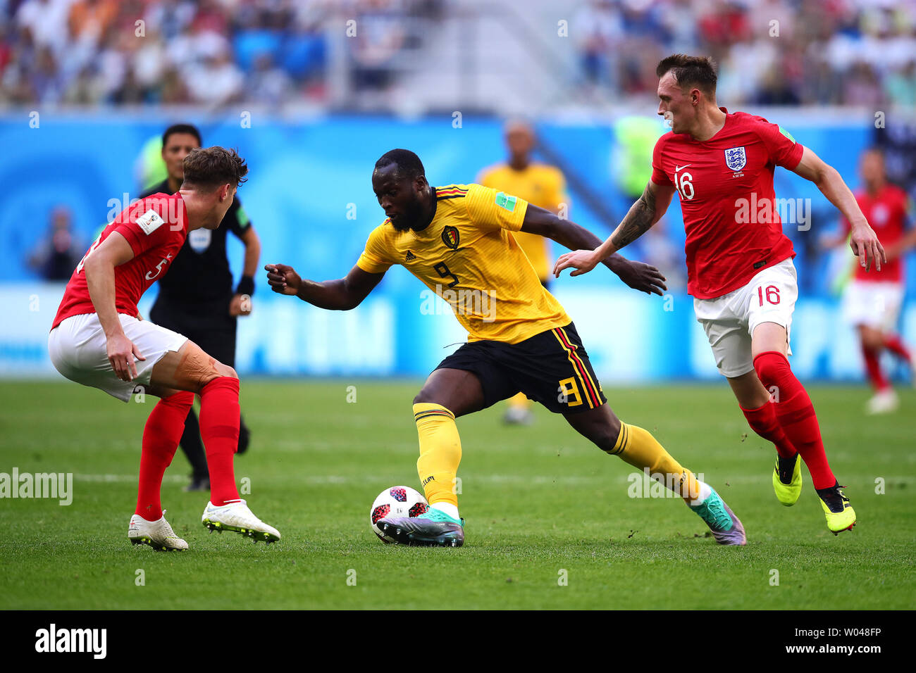 Romeu Lukaku de Belgique fonctionne à John Stones (L) et Phil Jones, de l'Angleterre durant la Coupe du Monde FIFA 2018 la troisième place match play-off au stade de Saint-Pétersbourg à Saint-Pétersbourg, Russie le 14 juillet 2018. La Belgique a battu l'Angleterre 2-0 pour terminer troisième. Photo de Chris Brunskill/UPI Banque D'Images