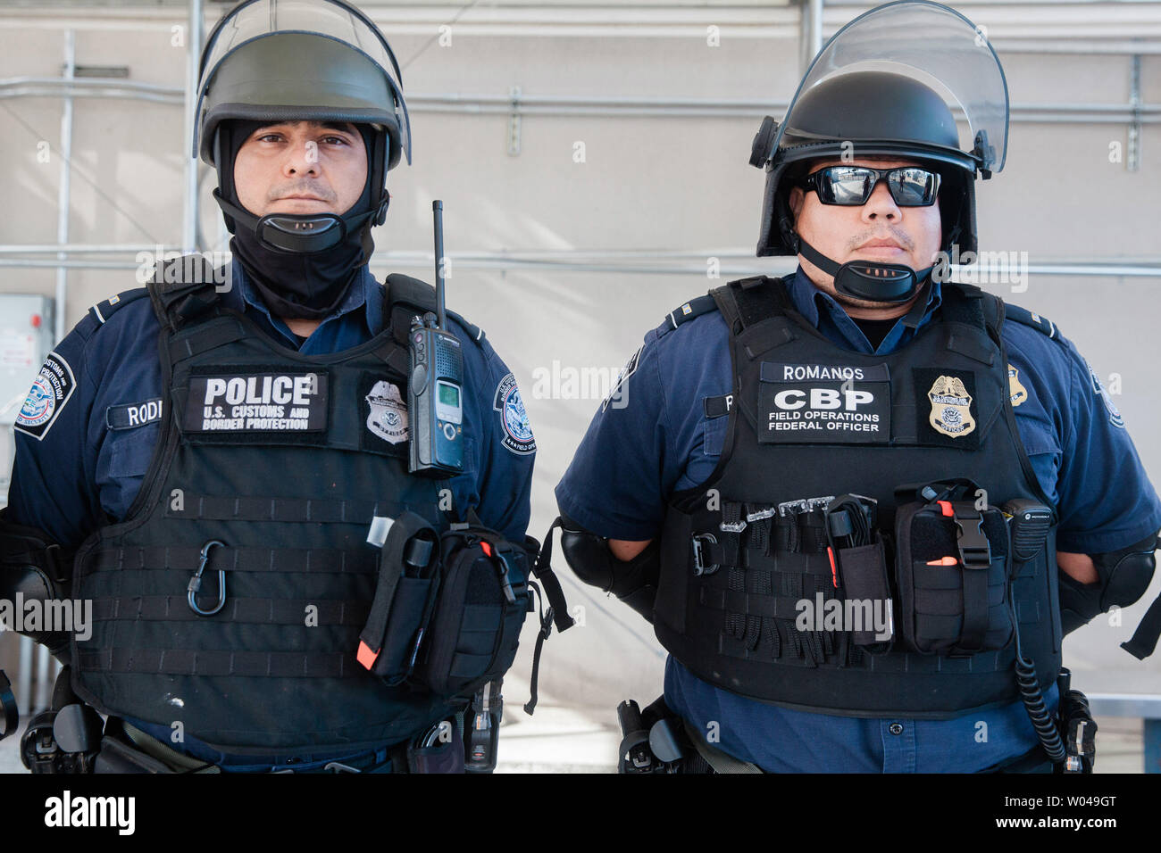 U.s. Customs and Border Protection, l'agent se tiennent près de Otay Mesa Point d'entrée le 2 décembre 2018 à San Diego, Californie. Photo par Ariana/Drehsler UPI Banque D'Images