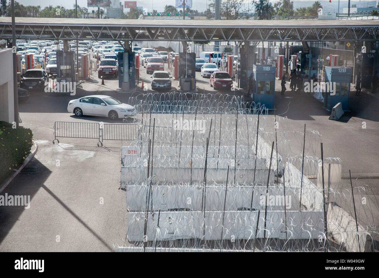 Voitures entrer en Californie, du Mexique à l'Otay Mesa Point d'entrée le 2 décembre 2018 à San Diego, Californie. Photo par Ariana/Drehsler UPI Banque D'Images