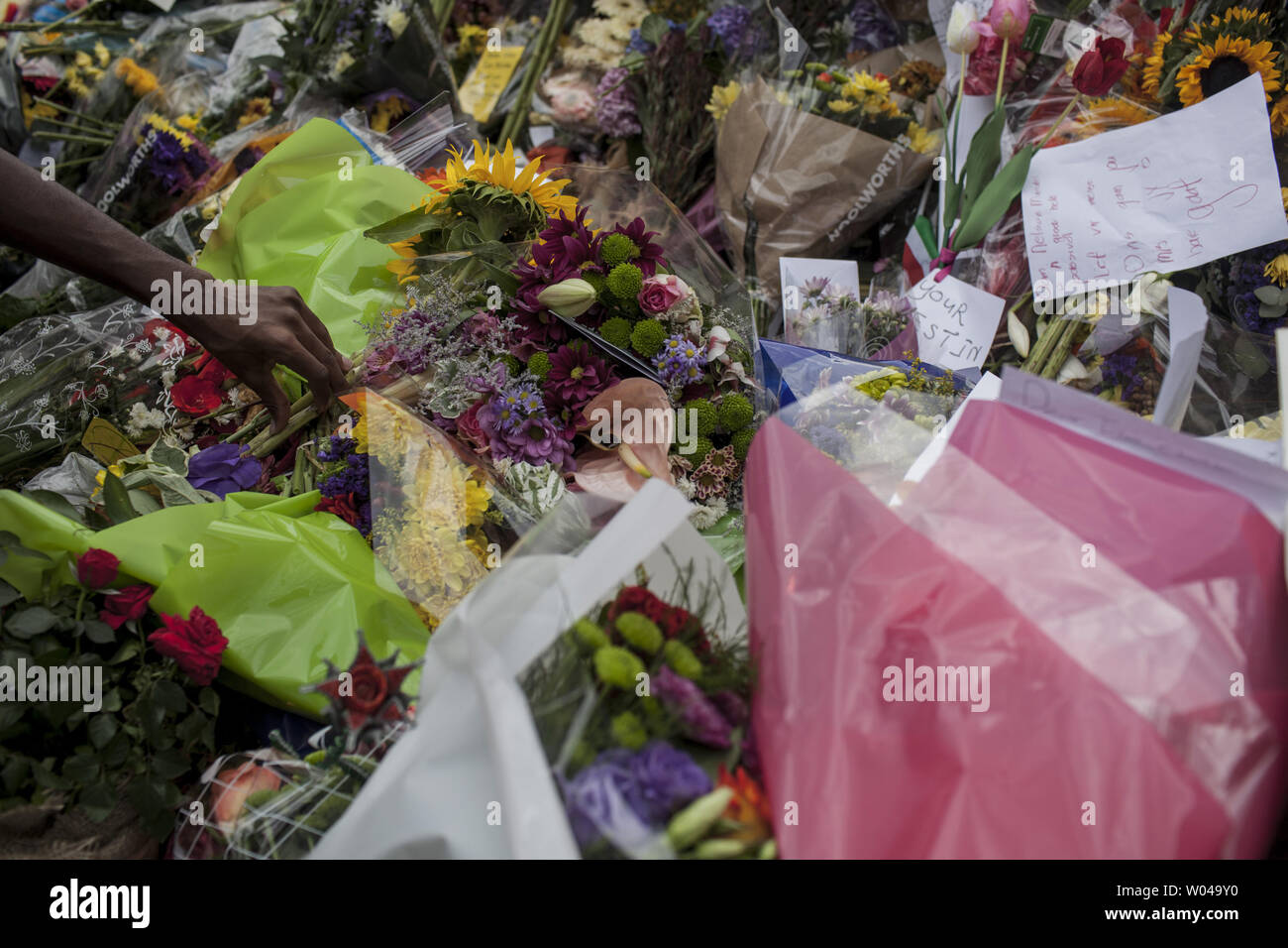 Les foules sont venues de l'ancienne maison de Nelson Mandela dans la banlieue de Johannesburg Houghton pour rendre hommage et célébrer sa vie, Afrique du Sud, le 7 décembre 2013. Mandela, l'ancien président sud-africain et icône de la lutte anti-apartheid, est décédé le 5 décembre 2001, à l'âge de 95 ans après les complications d'une infection pulmonaire récurrente. UPI/Charlie Shoemaker Banque D'Images