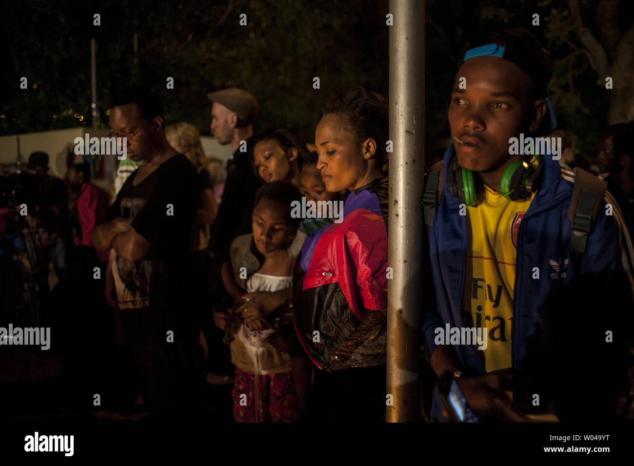 Les foules sont venues de l'ancienne maison de Nelson Mandela dans la banlieue de Johannesburg Houghton pour rendre hommage et célébrer sa vie en Afrique du Sud, 7 décembre 2013. Mandela, l'ancien président sud-africain et icône de la lutte anti-apartheid, est décédé le 5 décembre 2001, à l'âge de 95 ans après les complications d'une infection pulmonaire récurrente. UPI/Charlie Shoemaker Banque D'Images