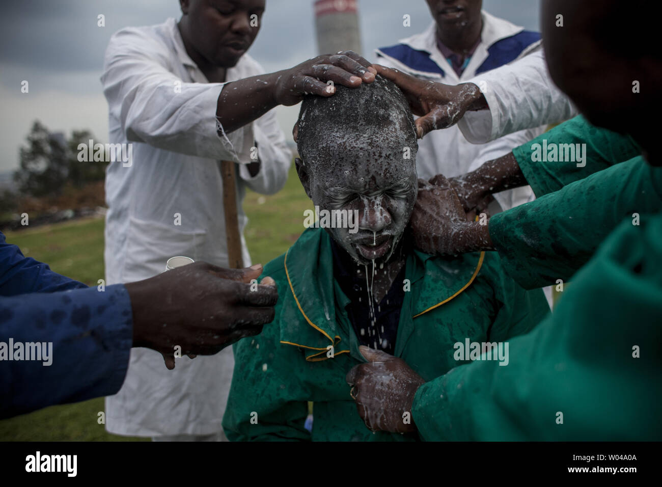 Les membres de l'Eglise du Christ, les croyants en Afrique de l'Alexandra Township prier dimanche soir pour Nelson Mandela et des membres de leur église à Yeoville, Johannesburg, Afrique du Sud, le 8 décembre 2013. Mandela, l'ancien président sud-africain et icône de la lutte anti-apartheid, est décédé le 5 décembre, à 95 ans, après les complications d'une infection pulmonaire récurrente. UPI/Charlie Shoemaker Banque D'Images