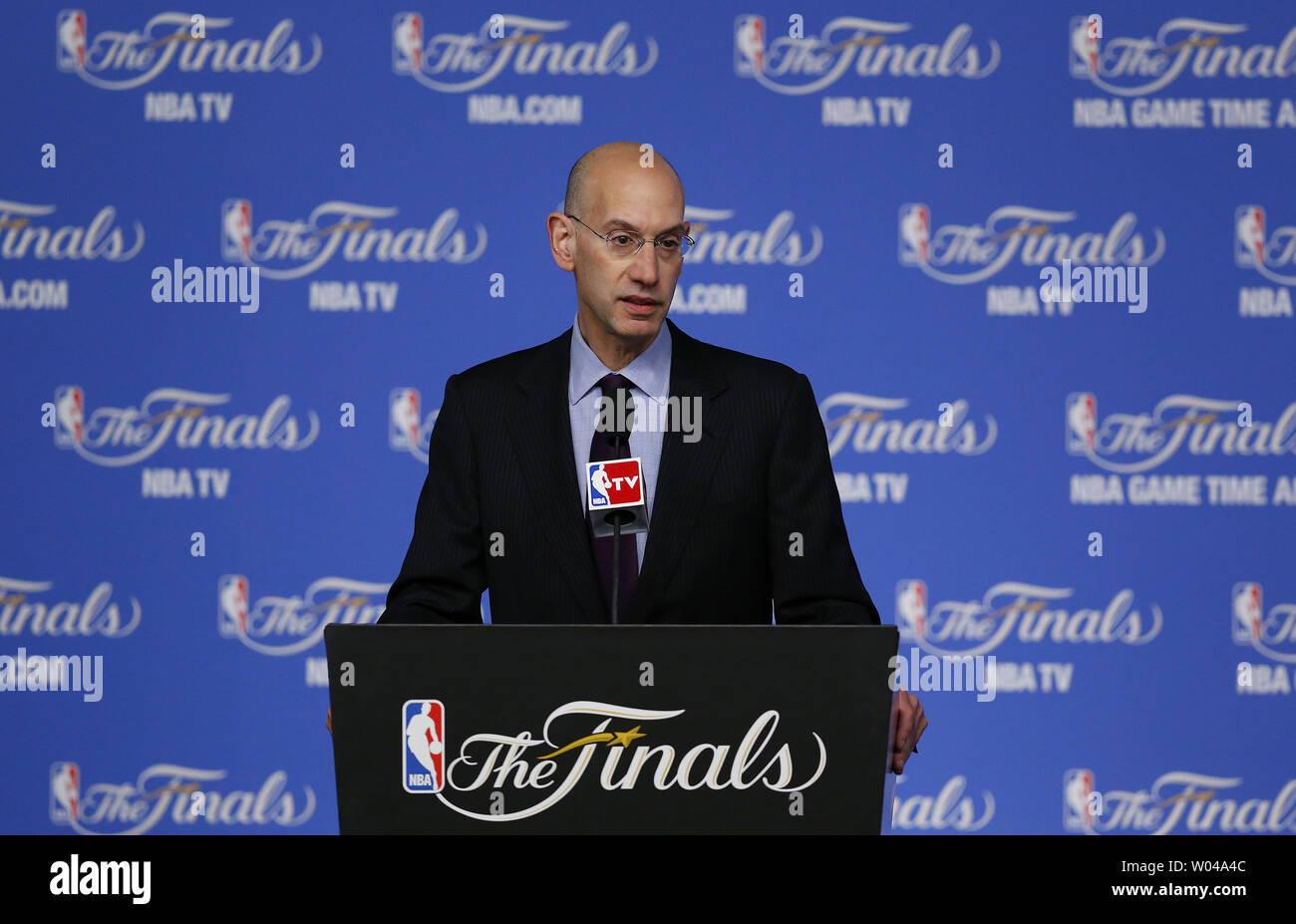 La commissaire Adam NBA Silver face aux médias avant de match 2 des finales de la NBA entre le Miami Heat contre les San Antonio Spurs à l'AT&T Center de San Antonio, Texas, le 8 juin 2014. UPI/Aaron M. Sprecher Banque D'Images