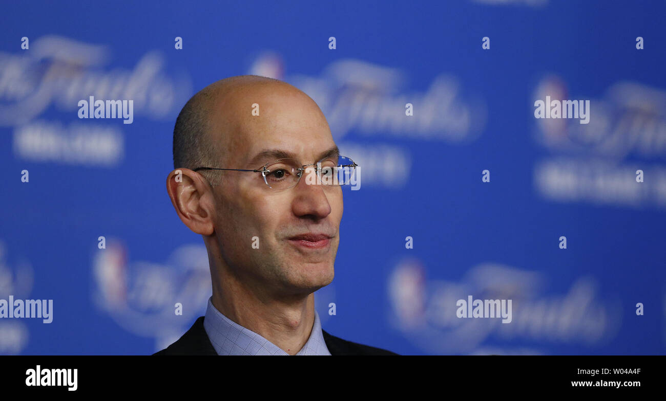 La commissaire Adam NBA Silver sourit avant de match 2 des finales de la NBA entre le Miami Heat contre les San Antonio Spurs à l'AT&T Center de San Antonio, Texas, le 8 juin 2014. UPI/Aaron M. Sprecher Banque D'Images