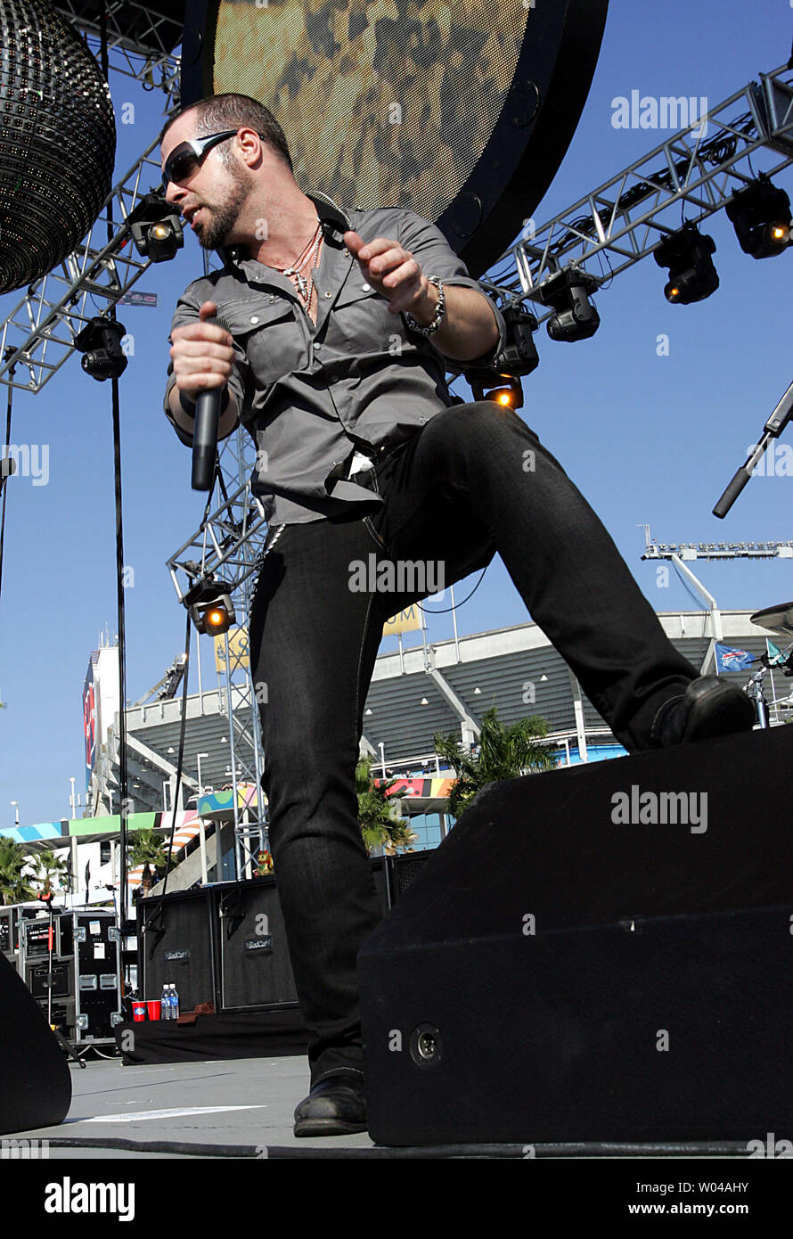 Chris Daughtry effectue avec son groupe Daughtry au hayon NFL fête avant le Super Bowl XLIV entre les Indianapolis Colts et les New Orleans Saints au Sun Life Stadium de Miami, le 7 février 2010. UPI/Martin Fried Banque D'Images