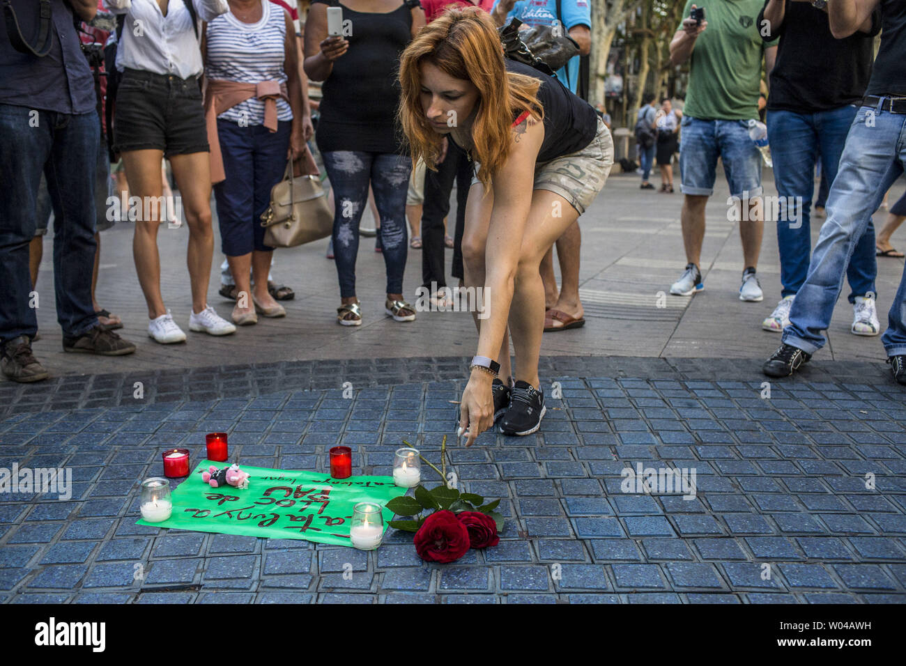 Une femme met des fleurs sur la Rambla pour les victimes de l'attaque de Barcelone le 18 août 2017, un jour après un van dans la foule, tuant 14 personnes et blessant plus de 100 sur la Rambla de Barcelone. Les conducteurs ont labouré le 17 août 2017. photo par Angel Garcia/ UPI Banque D'Images