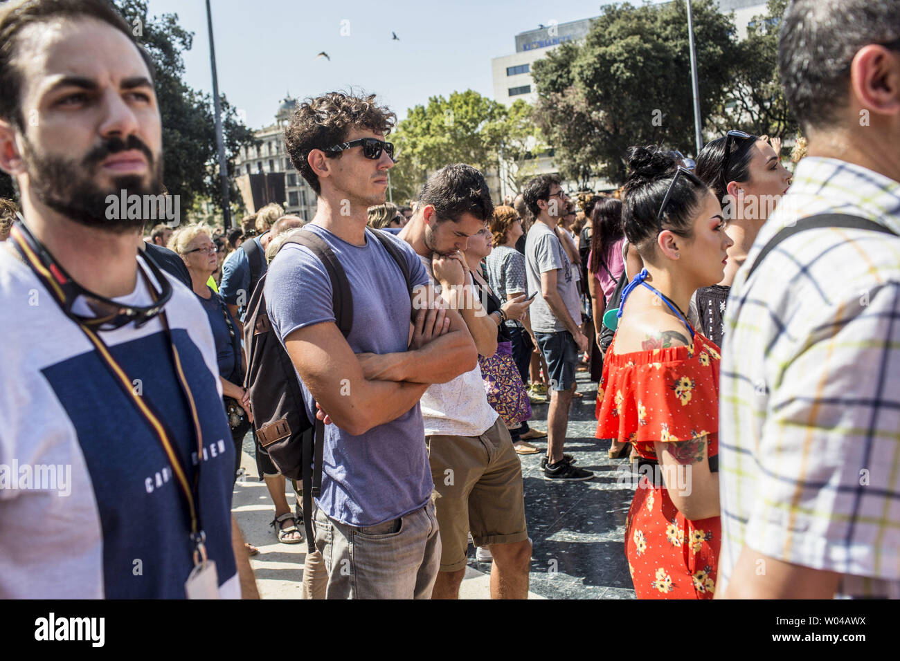Les gens attendent avant une minute de silence pour les victimes de l'attaque de Barcelone sur la Plaza de Catalunya le 18 août 2017, un jour après un van dans la foule, tuant 14 personnes et blessant plus de 100 sur la Rambla de Barcelone. Les conducteurs ont labouré le 17 août 2017. photo par Angel Garcia/ UPI Banque D'Images