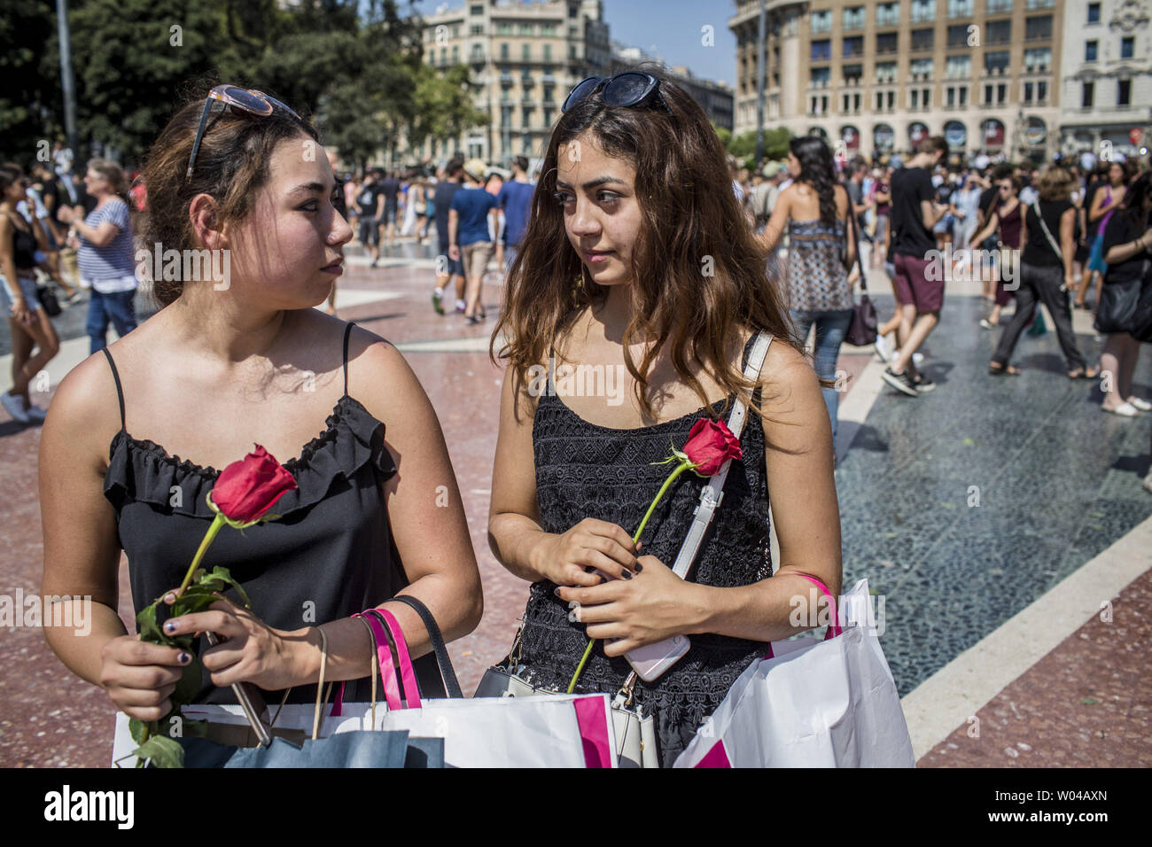 Des femmes portant des roses à mettre sur la Rambla pour les victimes de l'attaque de Barcelone le 18 août 2017, un jour après un van dans la foule, tuant 14 personnes et blessant plus de 100 sur la Rambla de Barcelone. Les conducteurs ont labouré le 17 août 2017. photo par Angel Garcia/ UPI Banque D'Images