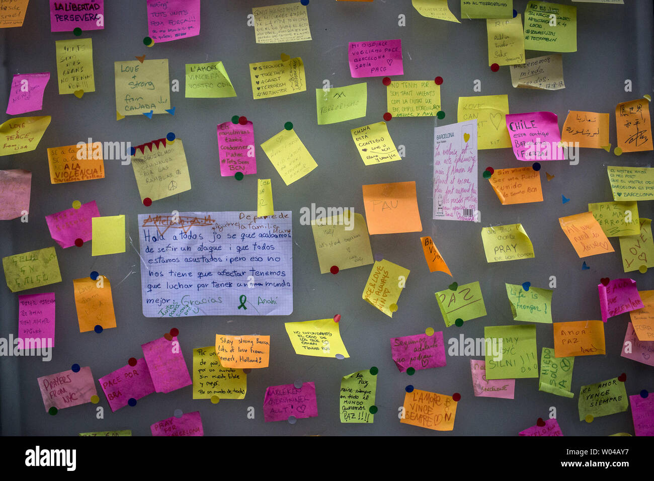 Une photo prise le 18 août 2017 montre des post-it avec des messages contre les attaques et en hommage aux victimes de l'attaque de Barcelone sur le boulevard Las Ramblas de Barcelone, un jour après un van dans la foule, tuant 14 personnes et blessant plus de 100 le 18 août 2017. Les conducteurs ont labouré le 17 août 2017. photo par Angel Garcia/ UPI Banque D'Images