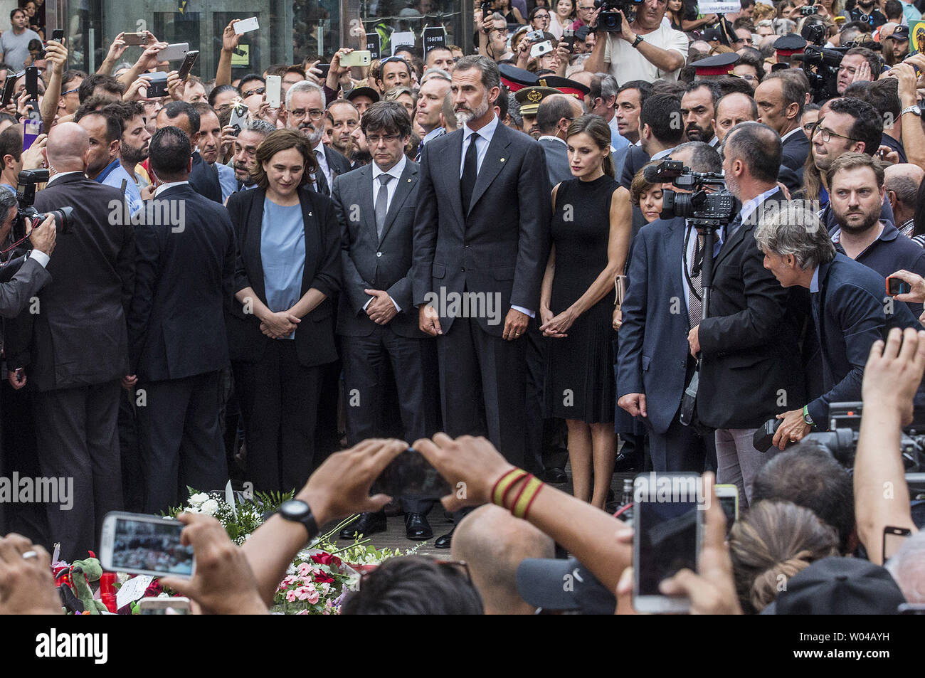 Le roi d'Espagne Felipe VI (CL) et de l'Espagne Reine Letizia (CR), rejoint par le président de la Catalogne Carles Puigdemont, rendre hommage aux victimes de l'attaque de Barcelone sur le boulevard Las Ramblas, à Barcelone le 19 août 2017, deux jours après un van conduit jusqu'à la foule, tuant 14 personnes et blessant plus de 100. Photo par Angel Garcia/UPI Banque D'Images