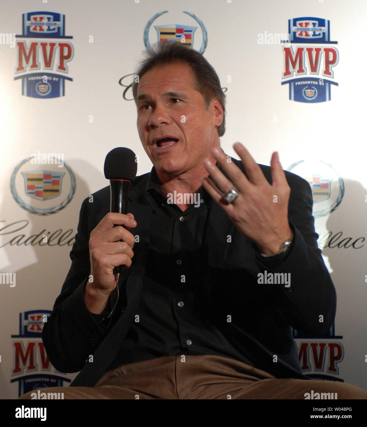 L'ancien MVP du Super Bowl quarterback Jim Plunkett parle au cours d'une conférence de presse parlant de son expérience comme une star de la NFL durant le Super Bowl XL semaine à Detroit, MI., le 1 février 2006. (Photo d'UPI/Roger L. Wollenberg) Banque D'Images