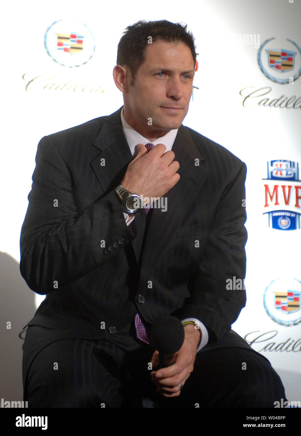 L'ancien MVP du Super Bowl quarterback Steve Young parle au cours d'une conférence de presse parlant de son expérience comme une star de la NFL durant le Super Bowl XL semaine à Detroit, MI., le 1 février 2006. (Photo d'UPI/Roger L. Wollenberg) Banque D'Images