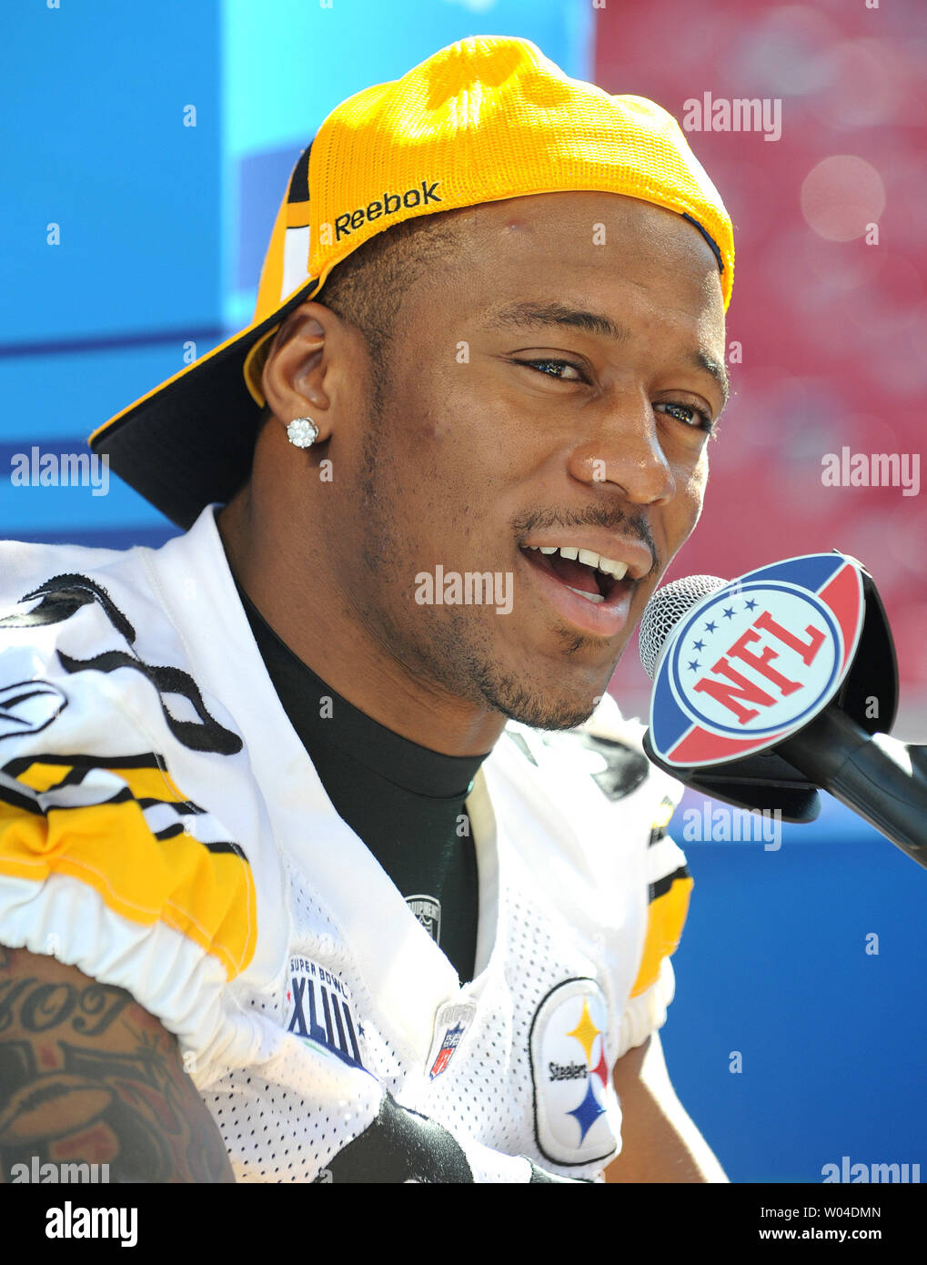 Pittsburgh Steelers running back Willie Parker parle avec les médias au cours de la Journée des médias pour le Super Bowl XLIII avec les Steelers vs les Arizona Cardinals chez Raymond James Stadium de Tampa, Floride le 27 janvier 2009. La NFL's Super Bowl XLIII sera joué le Dimanche, Février 1. (Photo d'UPI/Roger L. Wollenberg) Banque D'Images