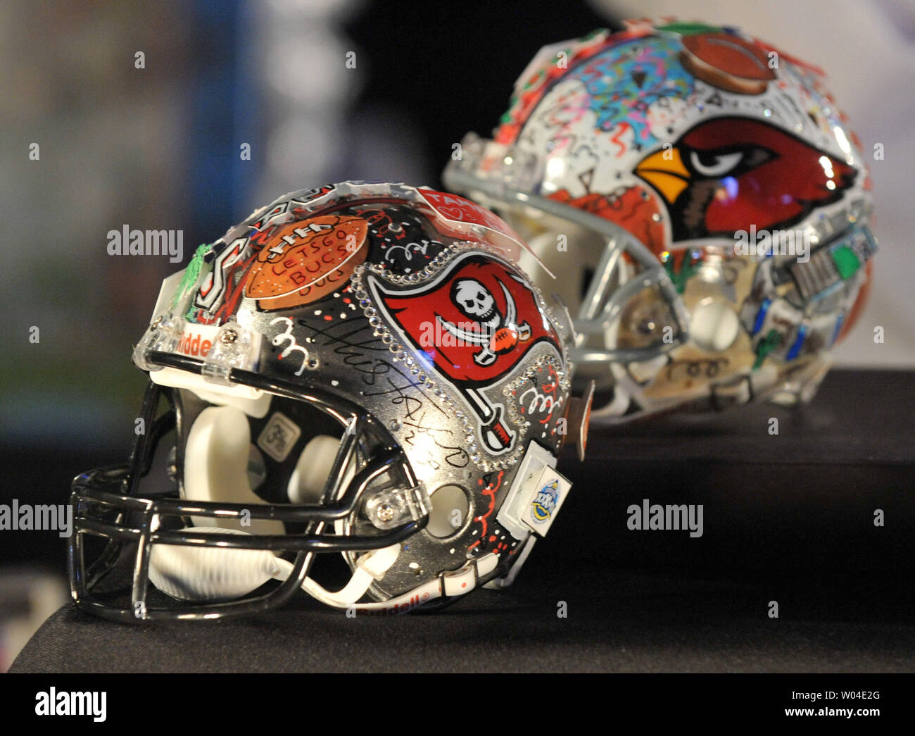 Casques de football décorée par artiste Charles Fazzino sont vus sur  l'écran lors d'un encan silencieux au goût de la NFL au Tropicana Field à  Saint-Pétersbourg, en Floride le 31 janvier 2009.