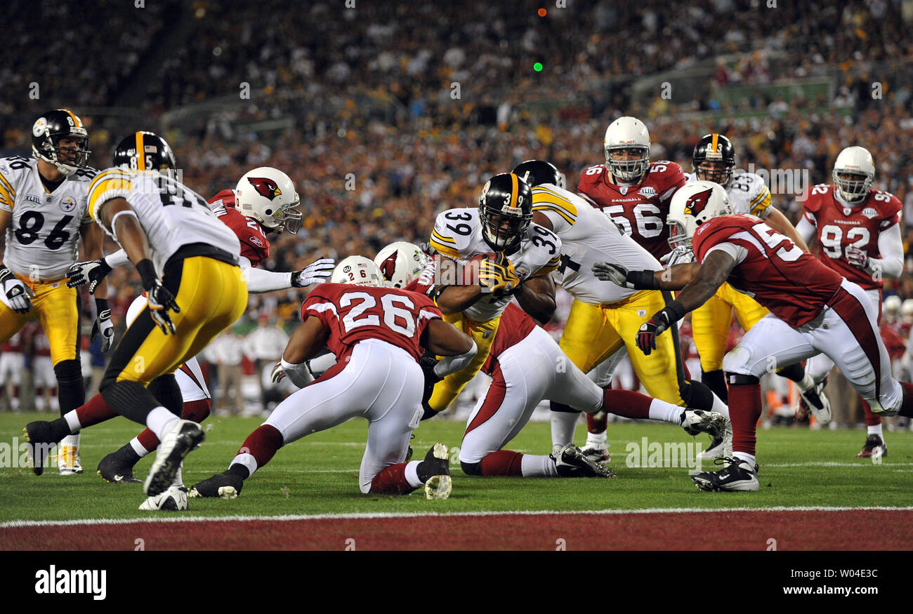 Pittsburgh Steelers running back Willie Parker (39) est à l'arrêt court-circuit de la ligne de but par les Arizona Cardinals au premier trimestre au Super Bowl XLIII chez Raymond James Stadium de Tampa, Floride, le 1 février 2009. (UPI Photo/Kevin Dietsch) Banque D'Images